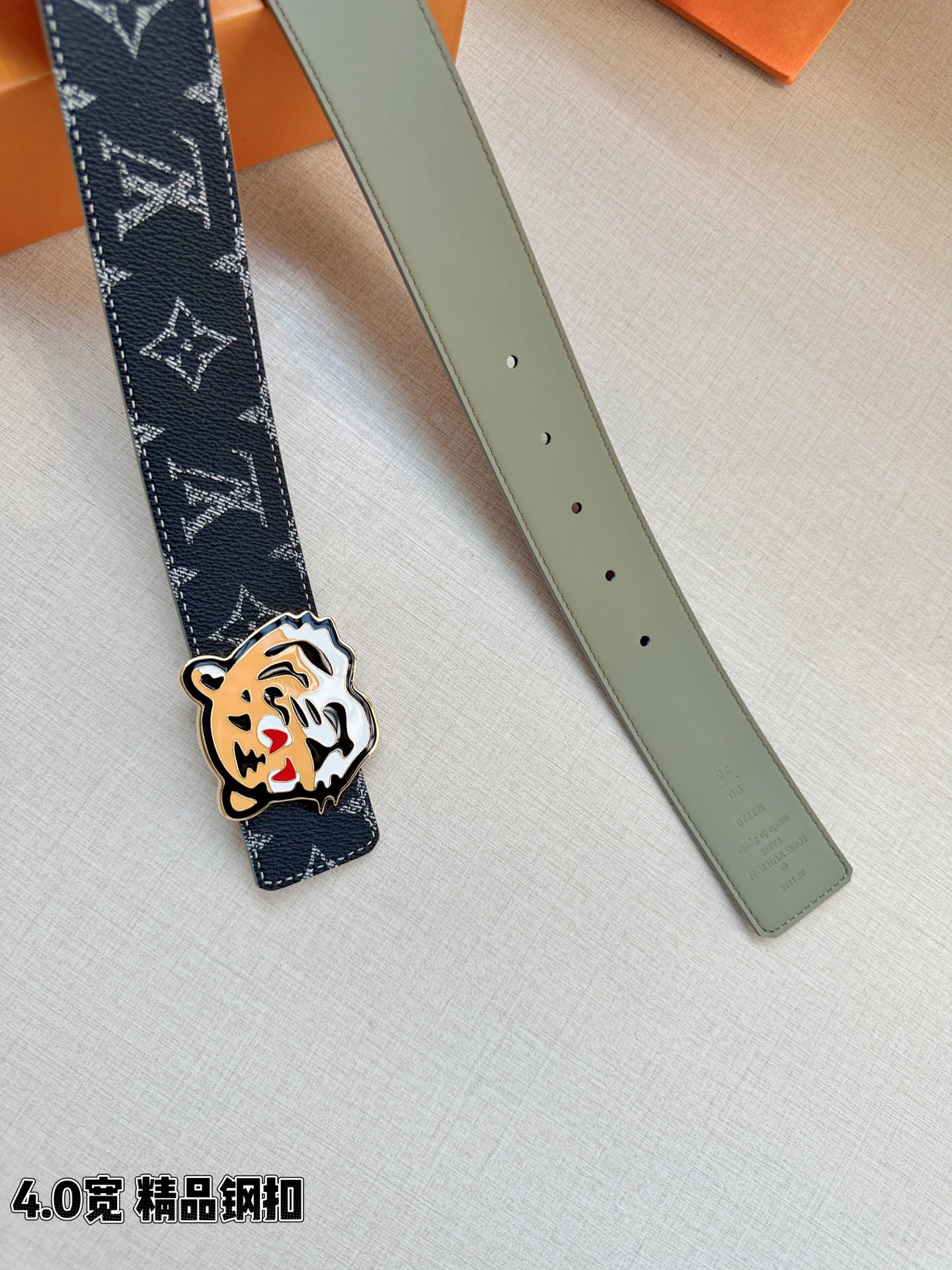 LV 4.0宽精品钢扣腰带，黑灰老花涂层帆布，深灰Monogram低调耐看；珐琅彩绘老虎头钢扣，橙黑撞色猛虎造型个性吸睛