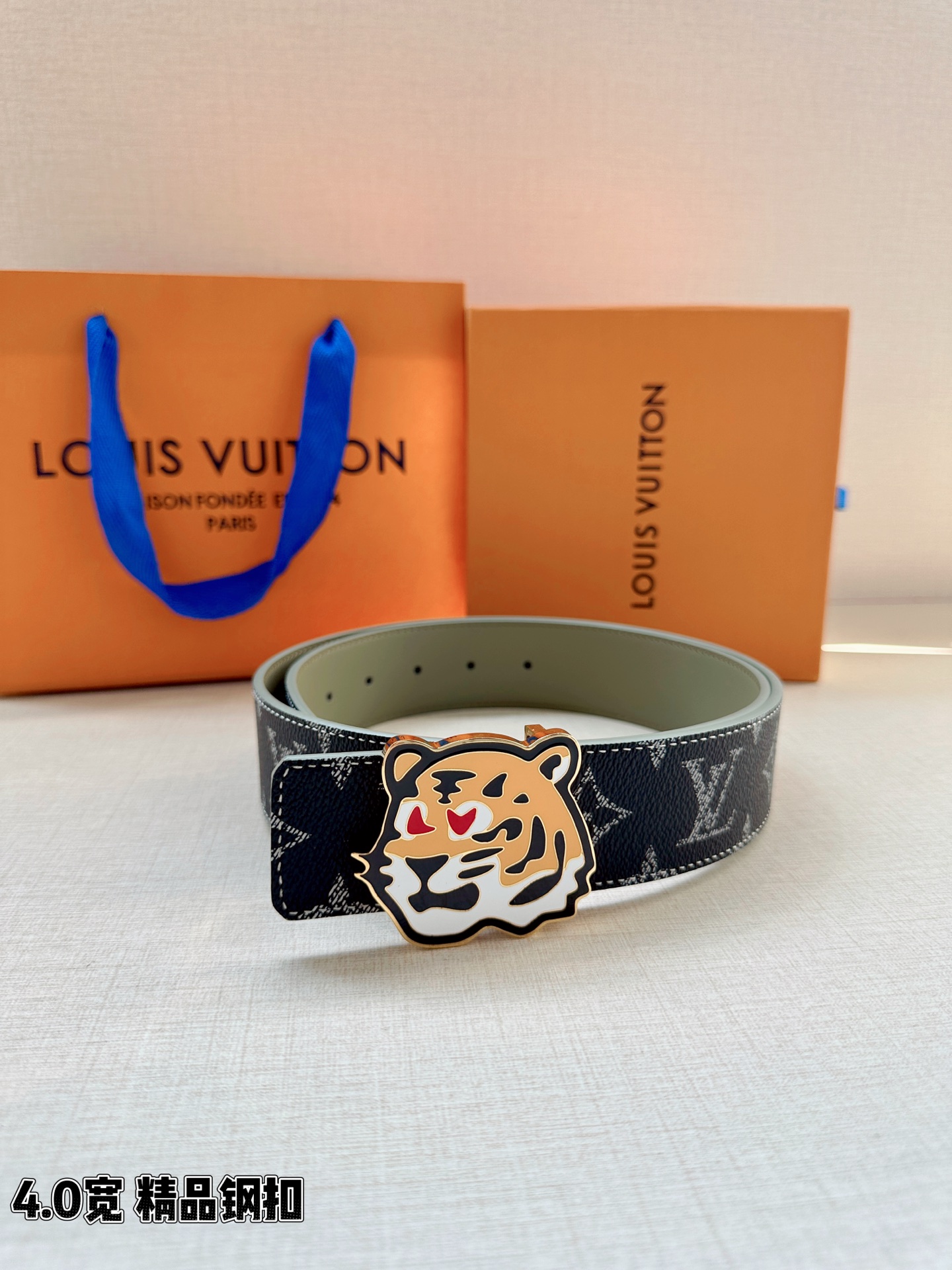 LV 4.0宽精品钢扣腰带，黑灰老花涂层帆布，深灰Monogram低调耐看；珐琅彩绘老虎头钢扣，橙黑撞色猛虎造型个性吸睛