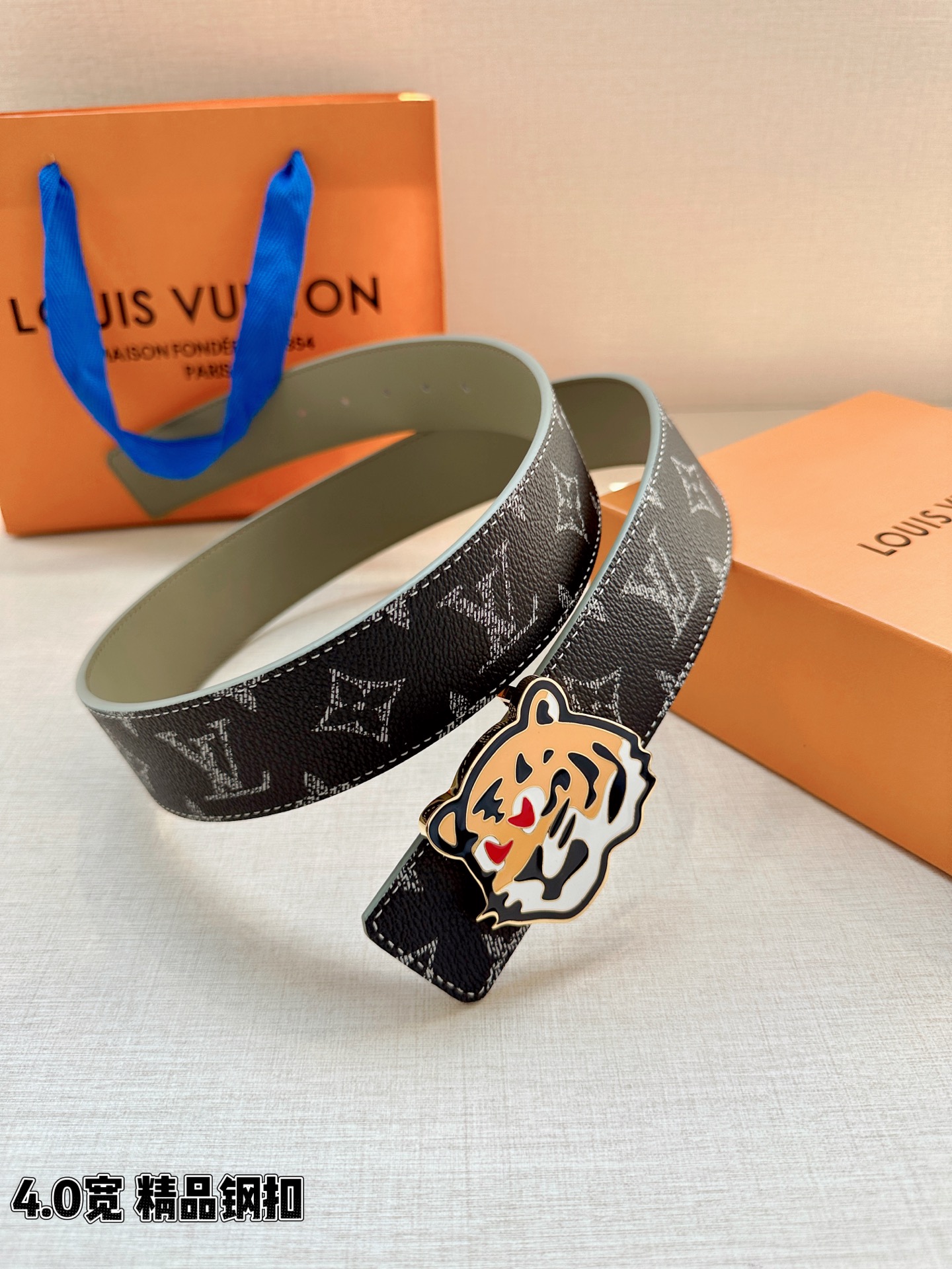 LV 4.0宽精品钢扣腰带，黑灰老花涂层帆布，深灰Monogram低调耐看；珐琅彩绘老虎头钢扣，橙黑撞色猛虎造型个性吸睛