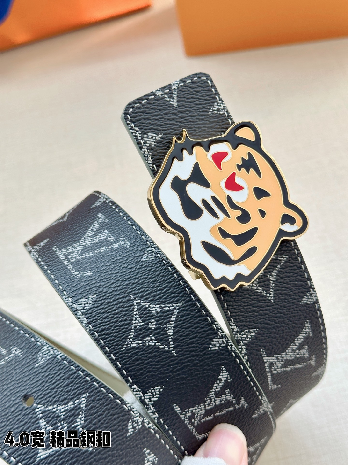 LV 4.0宽精品钢扣腰带，黑灰老花涂层帆布，深灰Monogram低调耐看；珐琅彩绘老虎头钢扣，橙黑撞色猛虎造型个性吸睛