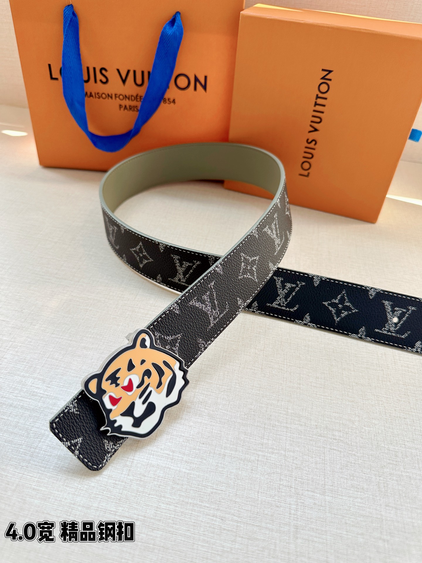 LV 4.0宽精品钢扣腰带，黑灰老花涂层帆布，深灰Monogram低调耐看；珐琅彩绘老虎头钢扣，橙黑撞色猛虎造型个性吸睛