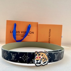 LV 4.0宽精品钢扣腰带,黑灰老花涂层帆布,深灰Monogram低调耐看;珐琅彩绘老虎头钢扣,橙黑撞色猛虎造型个性吸睛 LV 4.0宽精品钢扣腰带,黑灰老花涂层帆布,深灰Monogram低调耐看;珐琅彩绘老虎头钢扣,橙黑撞色猛虎造型个性吸睛