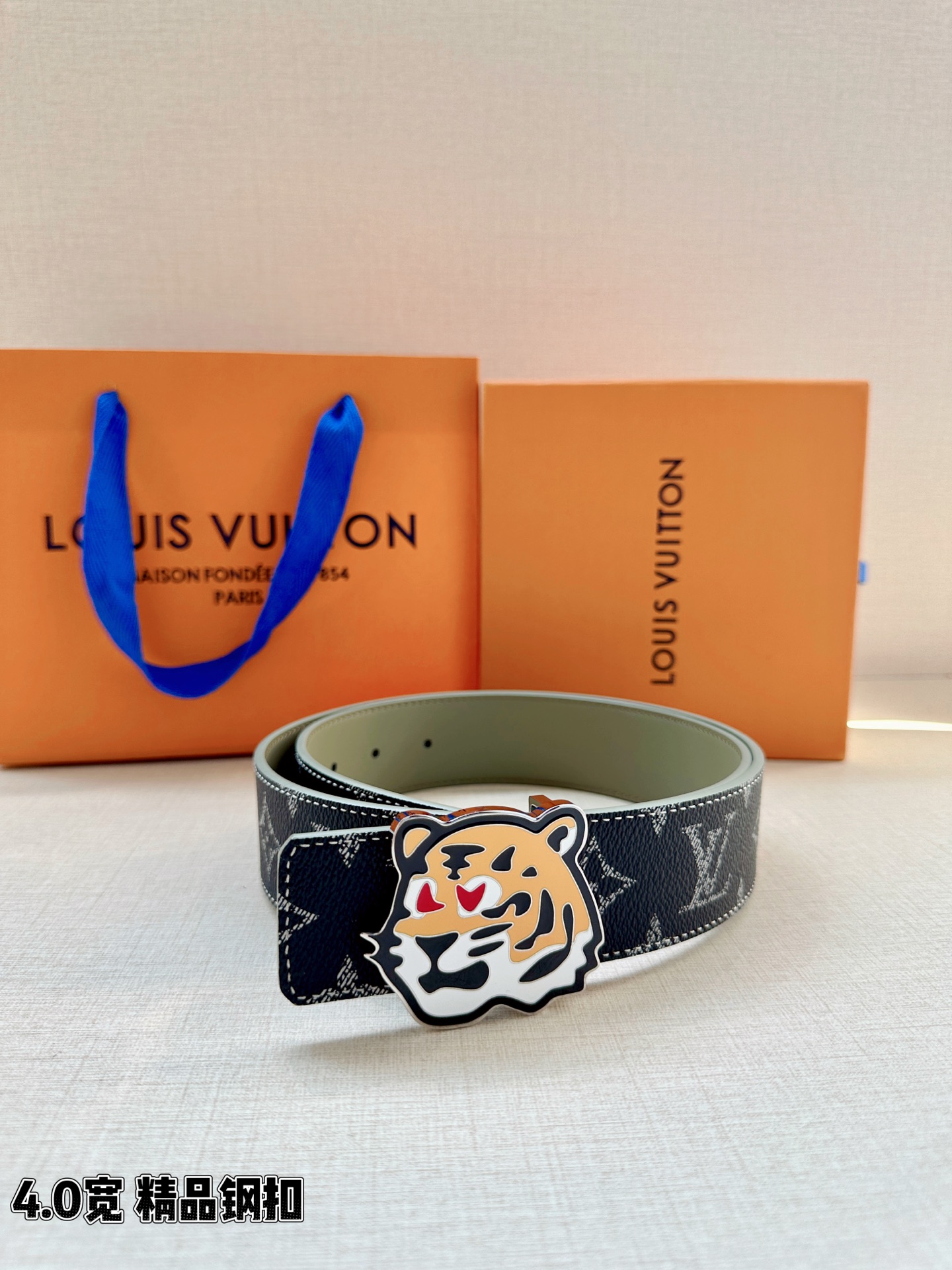 LV 4.0宽精品钢扣腰带，黑灰老花涂层帆布，深灰Monogram低调耐看；珐琅彩绘老虎头钢扣，橙黑撞色猛虎造型个性吸睛