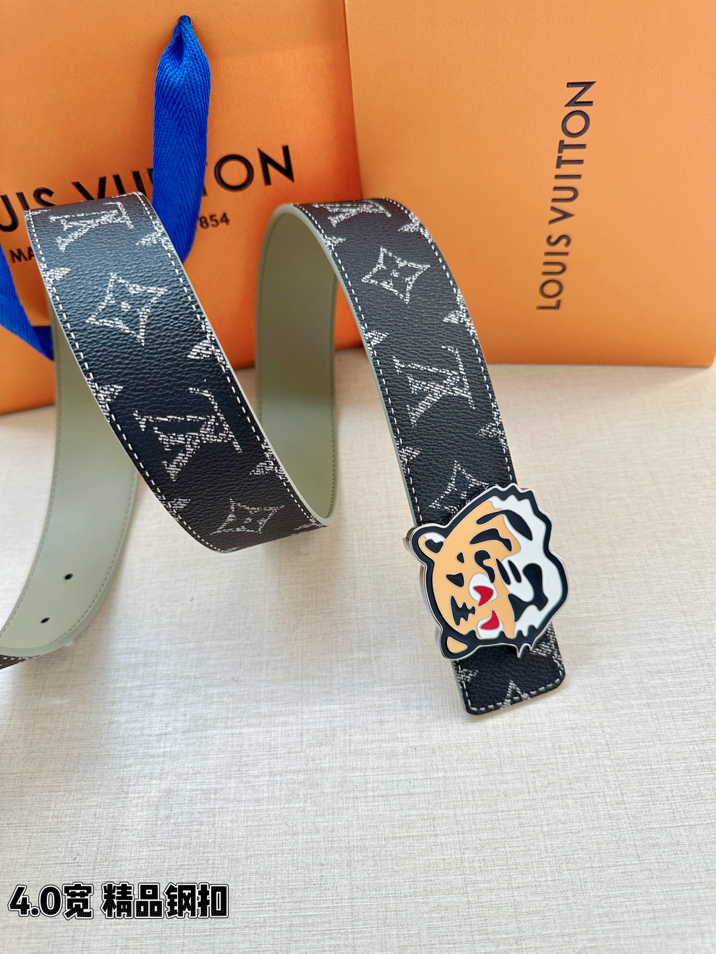 LV 4.0宽精品钢扣腰带，黑灰老花涂层帆布，深灰Monogram低调耐看；珐琅彩绘老虎头钢扣，橙黑撞色猛虎造型个性吸睛