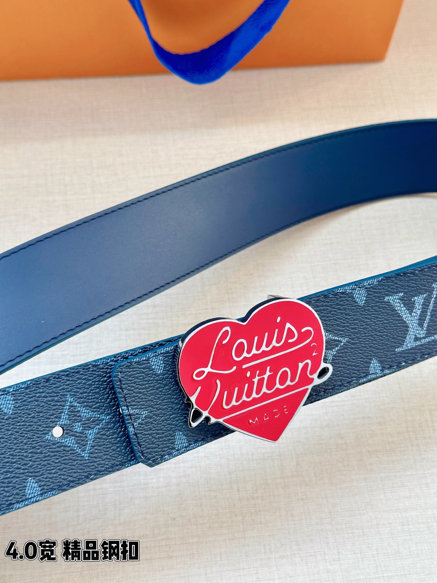 LV 4.0宽精品钢扣腰带，藏青蓝老花涂层帆布，Monogram渐变纹理复古清爽；爱心形珐琅钢扣，红/黑两色可选，Lou