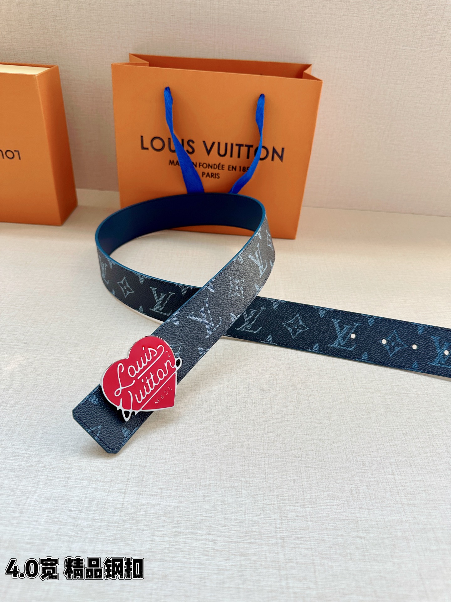 LV 4.0宽精品钢扣腰带，藏青蓝老花涂层帆布，Monogram渐变纹理复古清爽；爱心形珐琅钢扣，红/黑两色可选，Lou