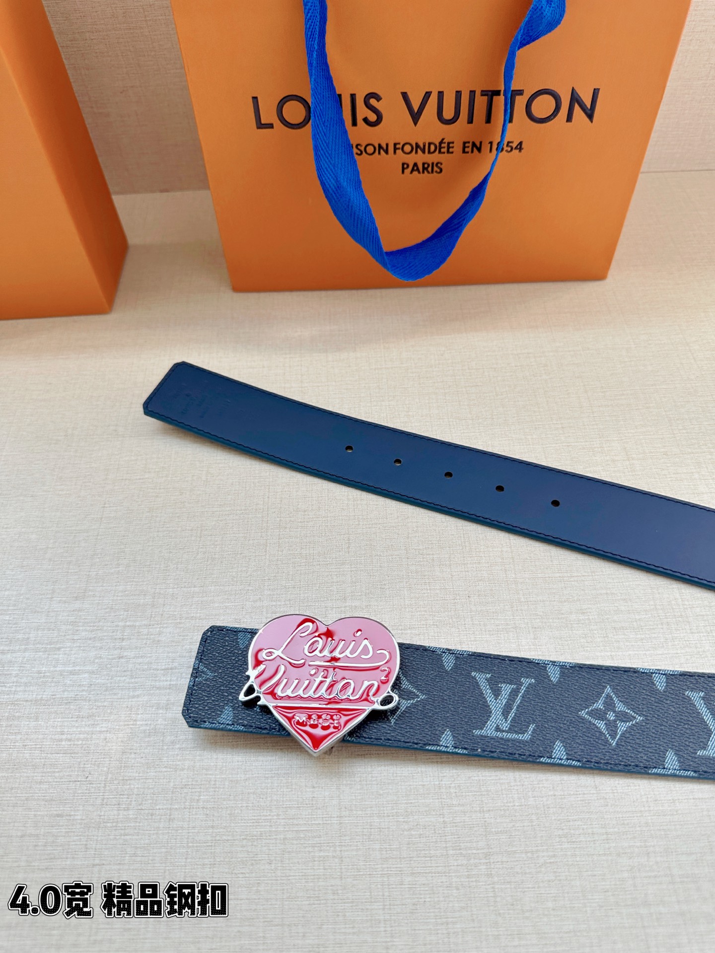 LV 4.0宽精品钢扣腰带，藏青蓝老花涂层帆布，Monogram渐变纹理复古清爽；爱心形珐琅钢扣，红/黑两色可选，Lou