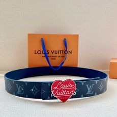 LV 4.0宽精品钢扣腰带,藏青蓝老花涂层帆布,Monogram渐变纹理复古清爽;爱心形珐琅钢扣,红/黑两色可选,Lou LV 4.0宽精品钢扣腰带,藏青蓝老花涂层帆布,Monogram渐变纹理复古清爽;爱心形珐琅钢扣,红/黑两色可选,Lou