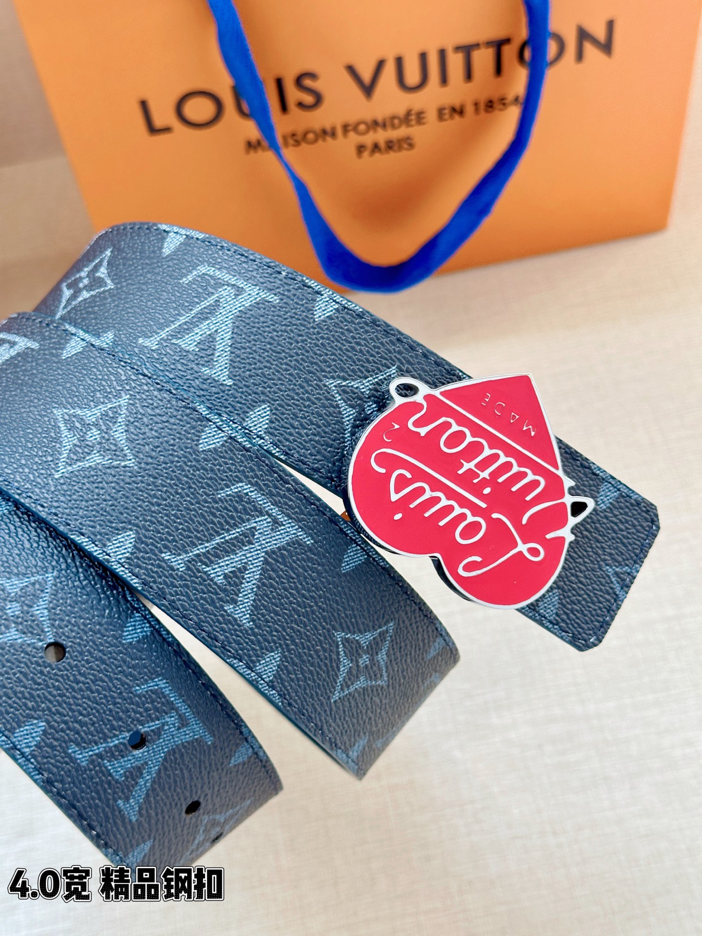LV 4.0宽精品钢扣腰带，藏青蓝老花涂层帆布，Monogram渐变纹理复古清爽；爱心形珐琅钢扣，红/黑两色可选，Lou
