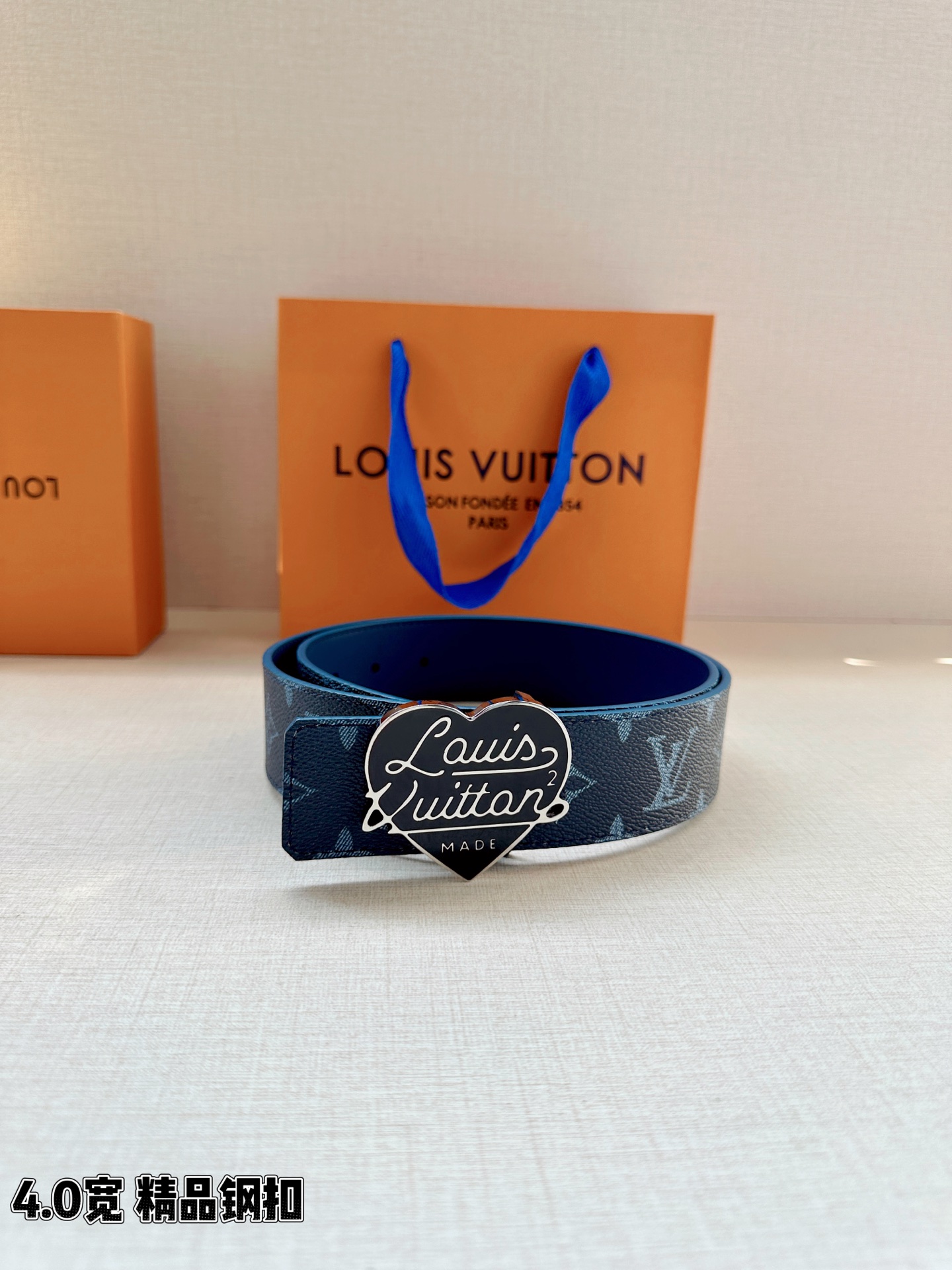 LV 4.0宽精品钢扣腰带，藏青蓝老花涂层帆布，Monogram渐变纹理复古清爽；爱心形珐琅钢扣，红/黑两色可选，Lou
