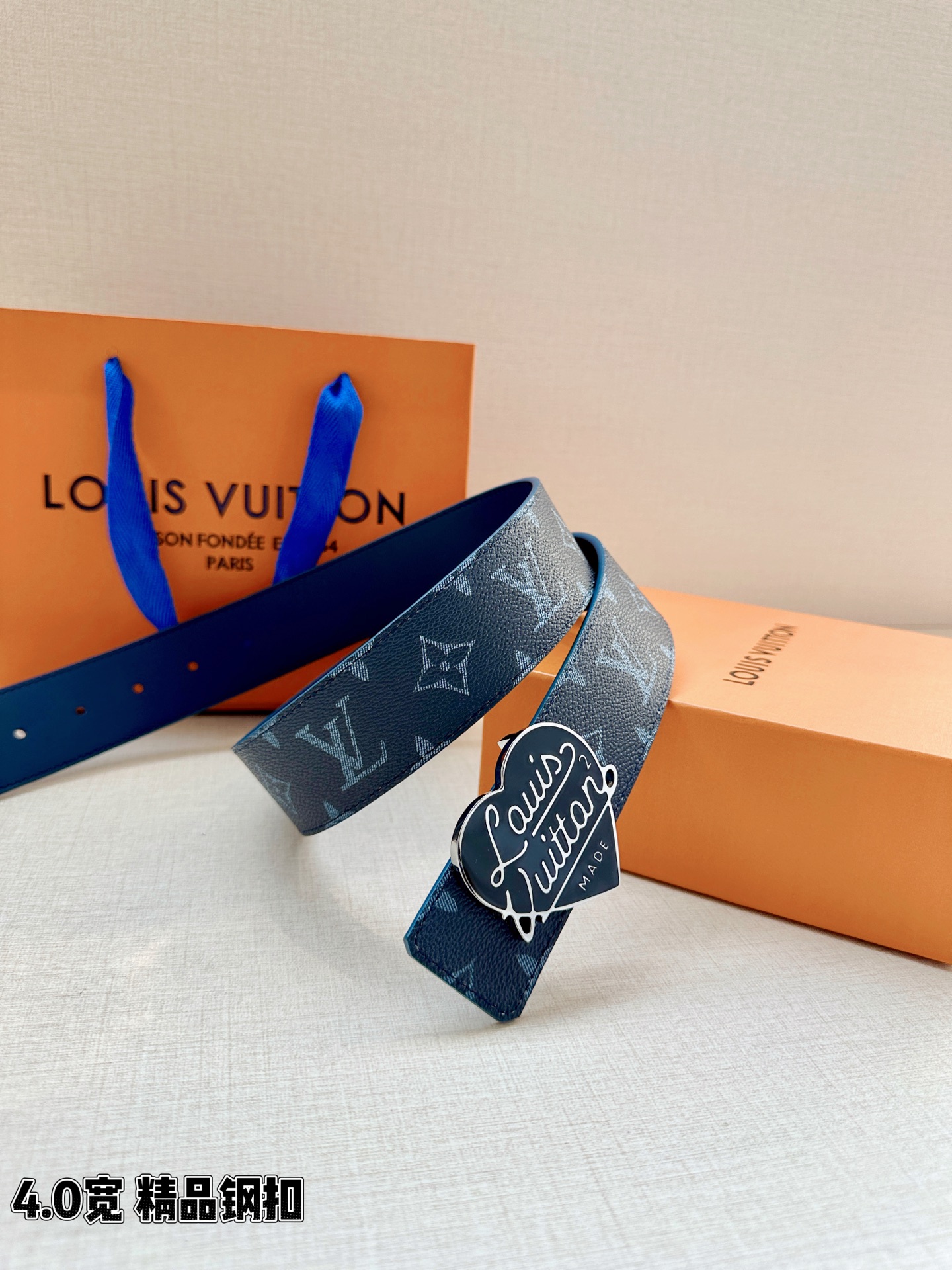 LV 4.0宽精品钢扣腰带，藏青蓝老花涂层帆布，Monogram渐变纹理复古清爽；爱心形珐琅钢扣，红/黑两色可选，Lou