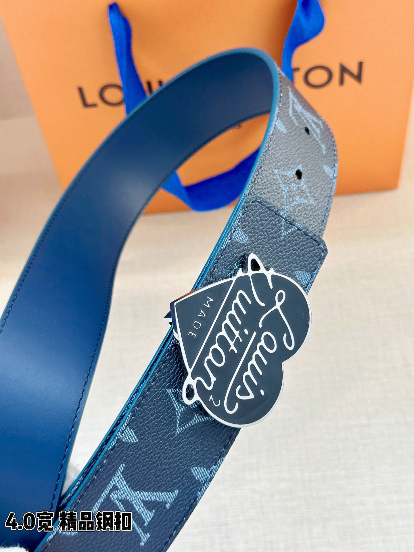 LV 4.0宽精品钢扣腰带，藏青蓝老花涂层帆布，Monogram渐变纹理复古清爽；爱心形珐琅钢扣，红/黑两色可选，Lou