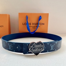 LV 4.0宽精品钢扣腰带,藏青蓝老花涂层帆布,Monogram渐变纹理复古清爽;爱心形珐琅钢扣,红/黑两色可选,Lou LV 4.0宽精品钢扣腰带,藏青蓝老花涂层帆布,Monogram渐变纹理复古清爽;爱心形珐琅钢扣,红/黑两色可选,Lou