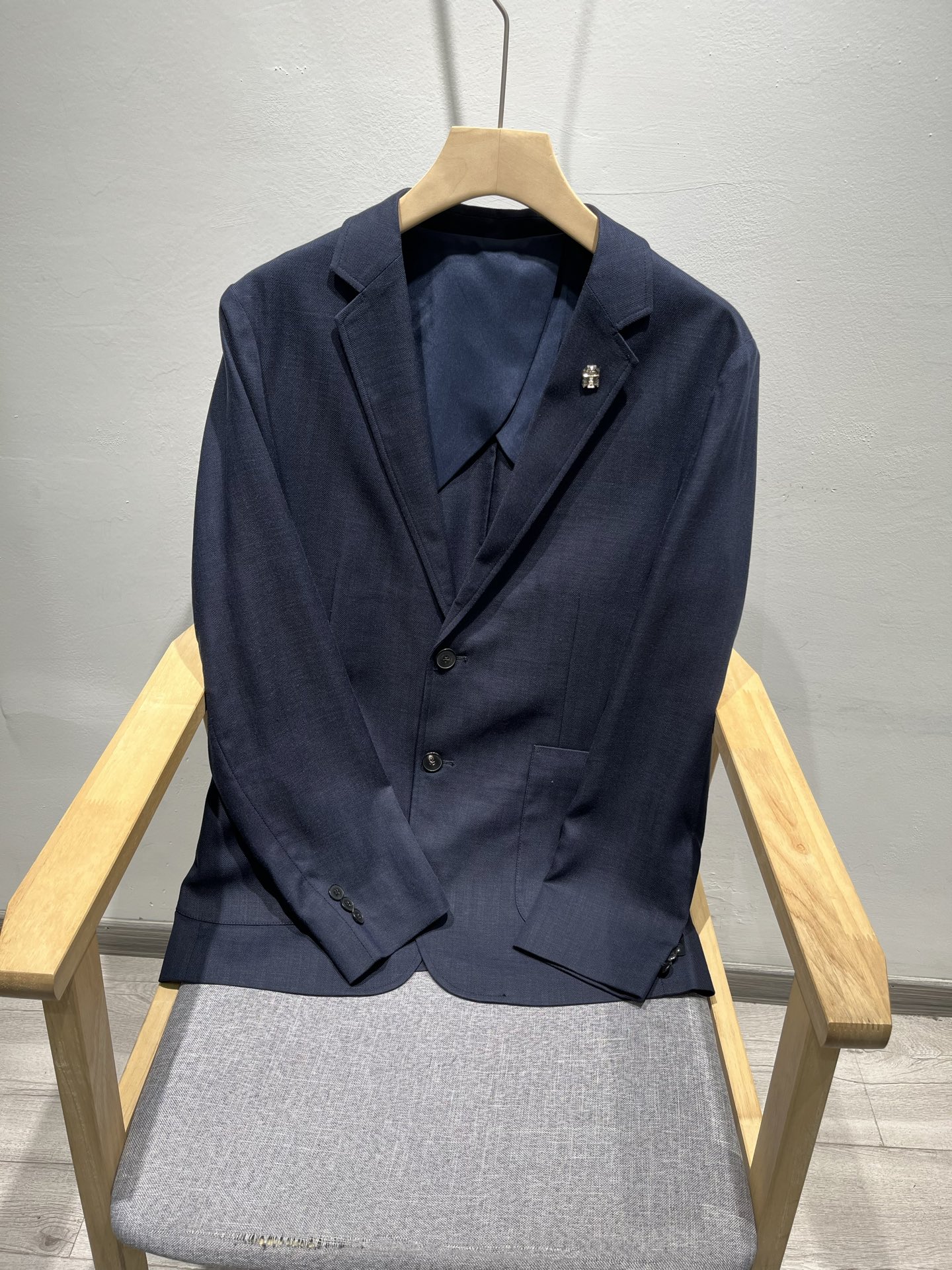 NO:848914,BC Tencel linen suit, natural drape and slim fit, two-button classic style, matched with BC brooch, can be used for business or leisure, low-key luxury style. As one of the 26 spring suits, this one focuses on fabrics, and the material is supplied by foreign orders. The 50 Tencel linen knitted blend combines the flexibility of Tencel with the roughness of linen. The unique texture doubles the temperament of the upper body of the suit. The overall style is simple but elegant, the details are exquisite, and the real thing is amazing. Color black, blue  Size 48-58,,business suit,brooch,breastpin,19860909BC天丝亚麻西装,自然垂感利落修身版,两粒扣经典款,BC胸针搭配,可商务可休闲,低调轻奢风格. 作为26春款的西装之一,这款侧重面料,老外订单客供材质,50天丝亚麻针织混纺,把天丝的柔韧和亚麻的粗旷融合一体,独特质感更使西服上身气质倍增.整体简约却不失风范,细节做工考究,实物超赞. 颜色黑色,蓝色 尺码48-58,,business suit,brooch，breastpin,,Men's clothing