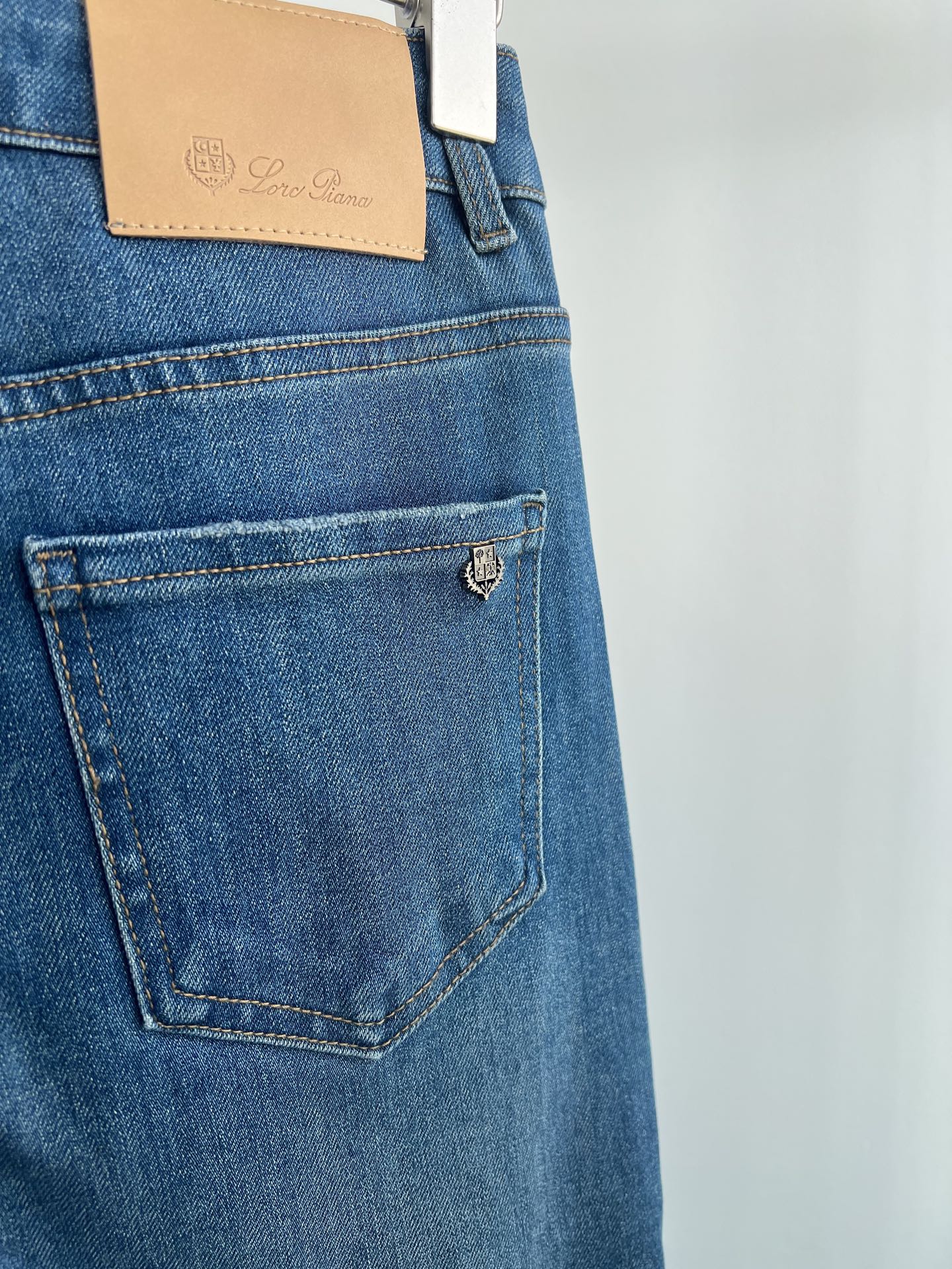 High-Waisted Straight-Leg Trousers with Logo Detail 7 i1757752320333 7996 0 5