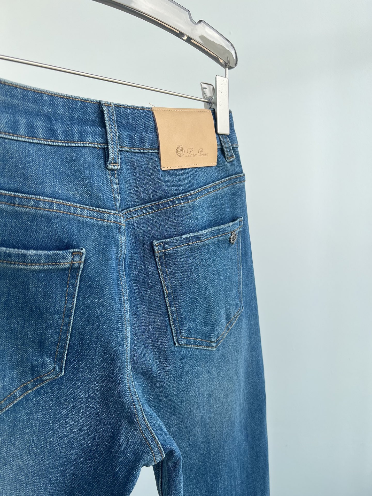 High-Waisted Straight-Leg Trousers with Logo Detail 6 i1757752320933 3263 0 4