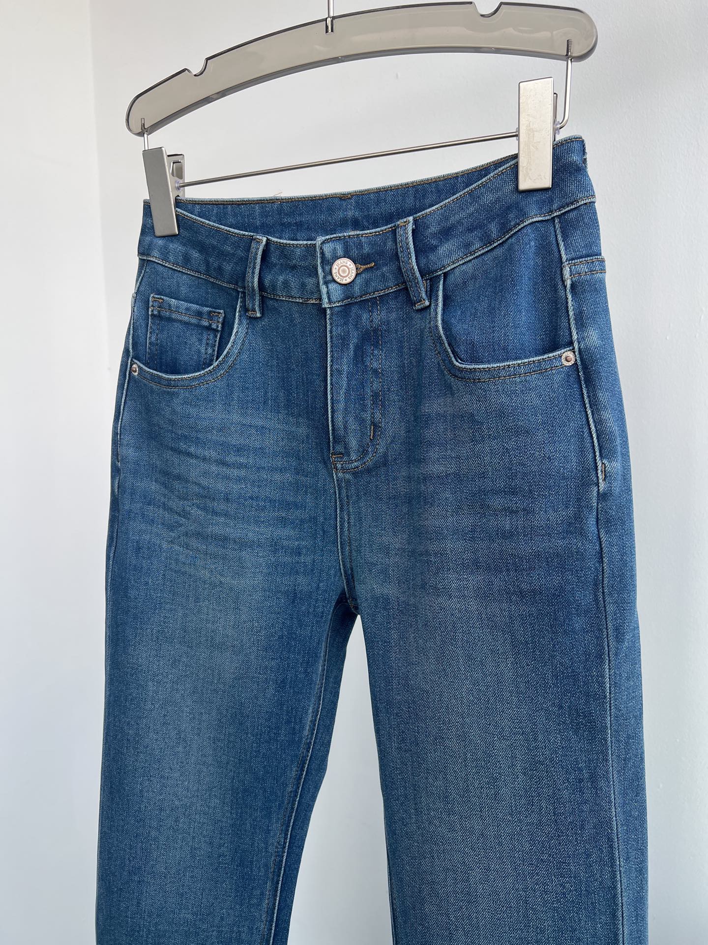 High-Waisted Straight-Leg Trousers with Logo Detail 3 i1757752321349 1714 0 1