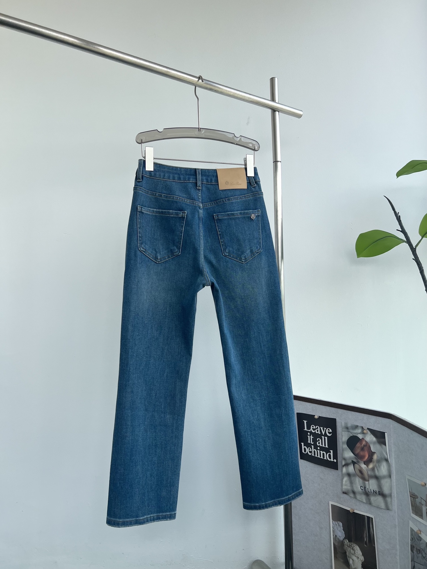 High-Waisted Straight-Leg Trousers with Logo Detail 5 i1757752324335 4136 0 3