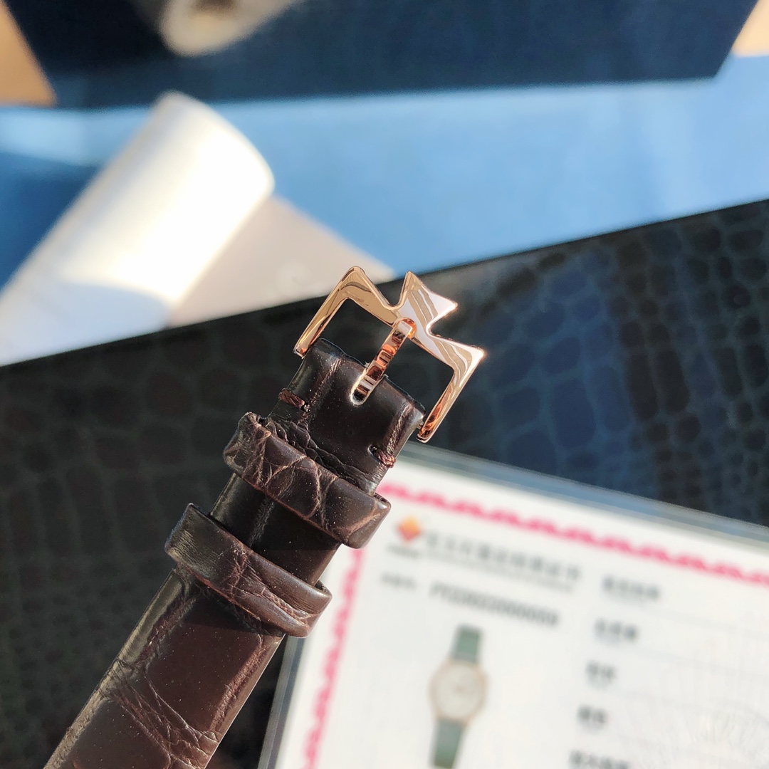批:2800 💰
新品江诗丹顿携手殷亦晴 优雅演绎 Egérie伊灵女神系列再添新作!沉淀时光雅韵流转日夜芳华。以中国传统服饰元素为灵感,致敬经典华服设计,专为中国女性品位鉴赏家打造。
表冠上饰有象征沉稳与静谧的弧形切割月光石,闪耀钻石的偏心式圆形表盘以梦幻般的方式展示时间,直径30毫米,典雅奢华专为女性鉴赏家倾心打造。搭配瑞士进口正品1207eta机芯,这个机芯是江诗丹顿的核心机芯。
此款 Eqerie 伊灵女神系列中国限量款腕表限量 150枚,每一枚均拥有独立编号,仅在中国大陆发售