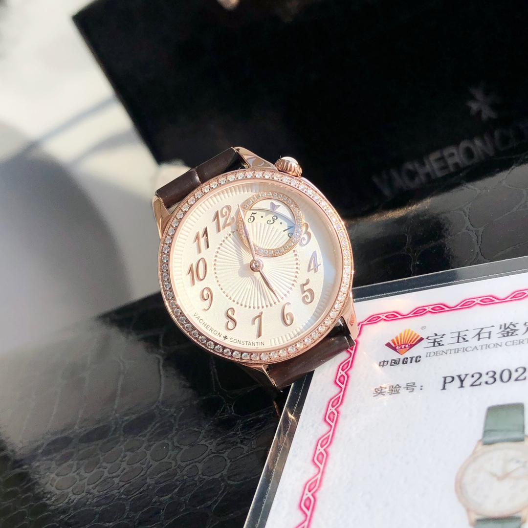 批:2800 💰
新品江诗丹顿携手殷亦晴 优雅演绎 Egérie伊灵女神系列再添新作!沉淀时光雅韵流转日夜芳华。以中国传统服饰元素为灵感,致敬经典华服设计,专为中国女性品位鉴赏家打造。
表冠上饰有象征沉稳与静谧的弧形切割月光石,闪耀钻石的偏心式圆形表盘以梦幻般的方式展示时间,直径30毫米,典雅奢华专为女性鉴赏家倾心打造。搭配瑞士进口正品1207eta机芯,这个机芯是江诗丹顿的核心机芯。
此款 Eqerie 伊灵女神系列中国限量款腕表限量 150枚,每一枚均拥有独立编号,仅在中国大陆发售