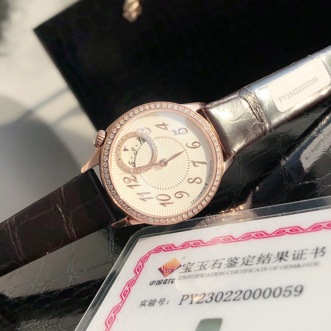 批:2800 💰
新品江诗丹顿携手殷亦晴 优雅演绎 Egérie伊灵女神系列再添新作!沉淀时光雅韵流转日夜芳华。以中国传统服饰元素为灵感,致敬经典华服设计,专为中国女性品位鉴赏家打造。
表冠上饰有象征沉稳与静谧的弧形切割月光石,闪耀钻石的偏心式圆形表盘以梦幻般的方式展示时间,直径30毫米,典雅奢华专为女性鉴赏家倾心打造。搭配瑞士进口正品1207eta机芯,这个机芯是江诗丹顿的核心机芯。
此款 Eqerie 伊灵女神系列中国限量款腕表限量 150枚,每一枚均拥有独立编号,仅在中国大陆发售