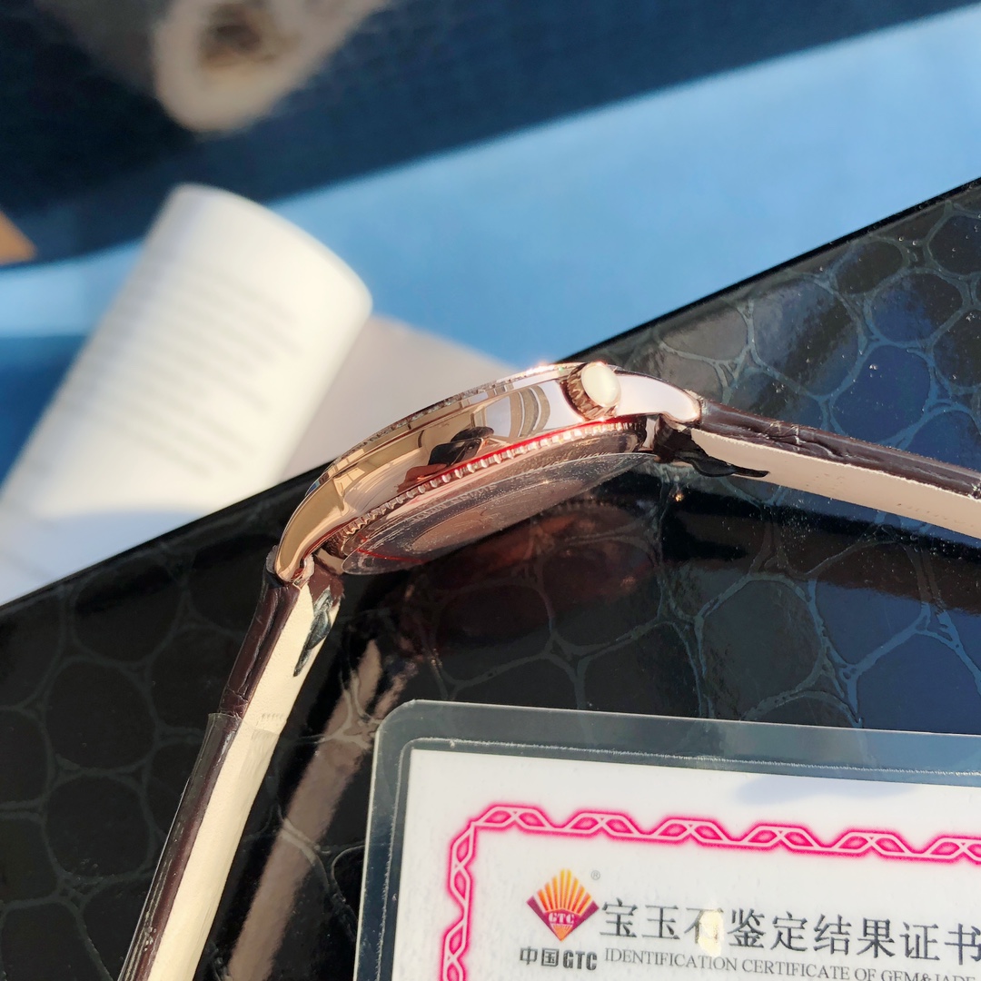 批:2800 💰
新品江诗丹顿携手殷亦晴 优雅演绎 Egérie伊灵女神系列再添新作!沉淀时光雅韵流转日夜芳华。以中国传统服饰元素为灵感,致敬经典华服设计,专为中国女性品位鉴赏家打造。
表冠上饰有象征沉稳与静谧的弧形切割月光石,闪耀钻石的偏心式圆形表盘以梦幻般的方式展示时间,直径30毫米,典雅奢华专为女性鉴赏家倾心打造。搭配瑞士进口正品1207eta机芯,这个机芯是江诗丹顿的核心机芯。
此款 Eqerie 伊灵女神系列中国限量款腕表限量 150枚,每一枚均拥有独立编号,仅在中国大陆发售