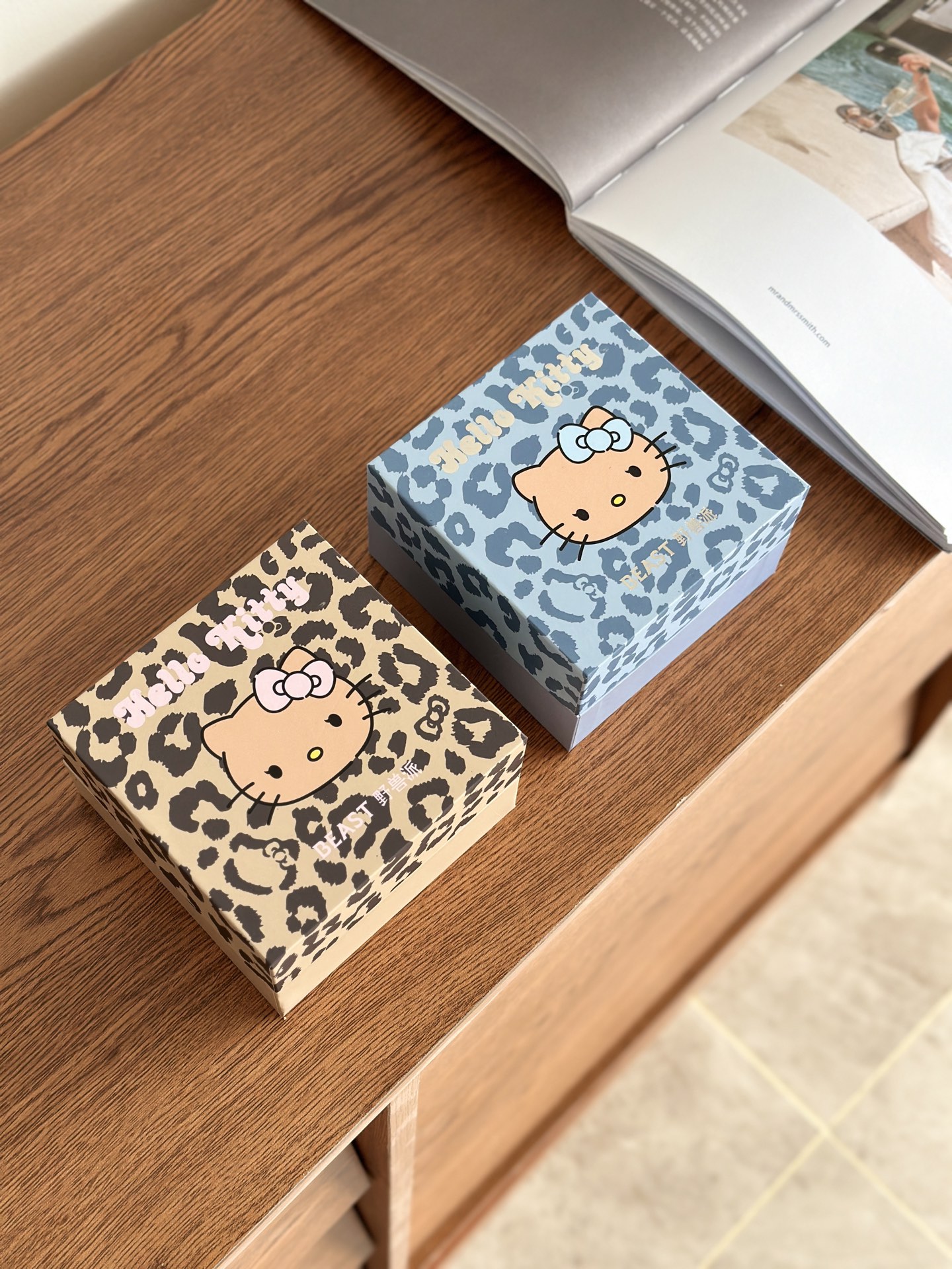 NO:811267,Brutal xhellokitty Car Aromatherapy｜Leopard Print Kitty Tanabata Black Leather Limited Edition The sun-tanned Hello Kitty changes into a leopard print outfit, a sweet and cool hot girl style. It is not only an aromatherapy, but also an interior decoration in the car. Every time I get in the car, I am so cute that my best friends always ask where I bought it when I’m in the car!  !  There are two options: apple lavender/coffee rose, sweet but not greasy, high-end but not cheap. When the air conditioner is turned on, the aroma fills the entire carriage, and you won’t be irritated by traffic jams anymore!  !  Chinese Valentine's Day theme 'Give you hot love' Hello Kitty will accompany you at every important moment. Listen to music and drink coffee while driving. It fits the kitty in the pattern inexplicably. It is the freedom and comfort you want. Color: Millennium leopard print/denim leopard print, car fragrance, home fragrance, candle19860909野兽派xhellokitty车载香薰｜豹纹kitty 七夕黑皮限定版 晒成小麦色的HelloKitty换上豹纹装扮,又甜又酷的辣妹风 不只是香薰,更是车内装饰品 每次上车都被可爱到 闺蜜坐车必问在哪买的！！ 苹果薰衣草/咖啡玫瑰两种选择 甜而不腻高级不廉价 空调一开香气弥漫整个车厢 堵车都不烦躁了！！ 七夕主题“给你热辣辣的爱” 每个重要时刻都有HelloKitty陪着 开车路上听听音乐喝喝咖啡 和图案上的kitty莫名契合 是心中想要的自由惬意感啦 颜色千禧豹纹/牛仔豹纹,车载香薰.居家香氛.蜡烛,accessory