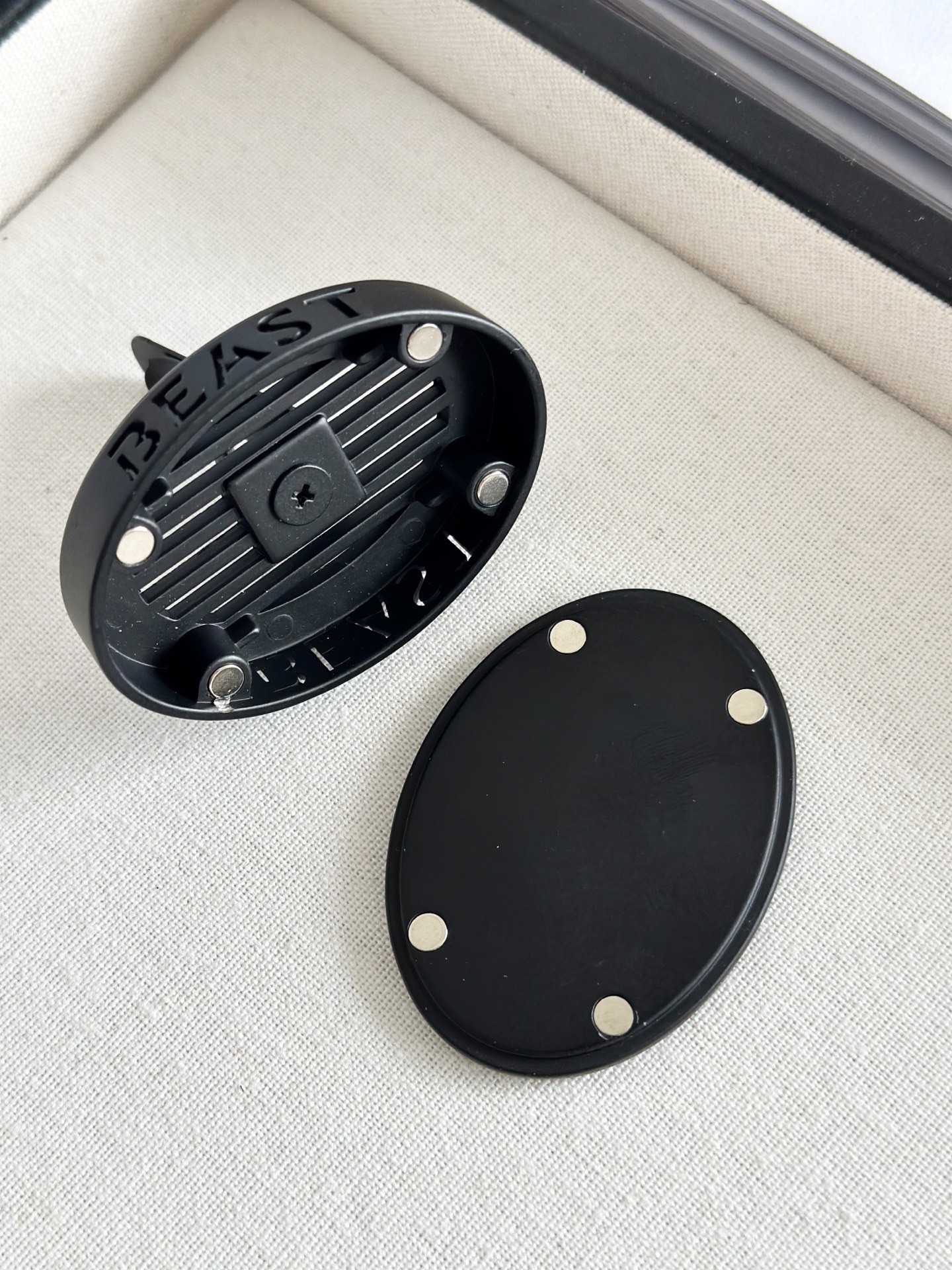 NO:811255,The front cover adopts a magnetic design, which is very convenient to place or replace the fragrance tablets. The logo is hollowed out on both sides of the edge. The fragrance will spread with the air-conditioning breeze, car fragrance, home fragrance, candle19860909前盖采用磁吸设计 放置或替换香片很方便 边缘两侧镂空logo 随着空调风香味就扩散啦,车载香薰.居家香氛.蜡烛,accessory