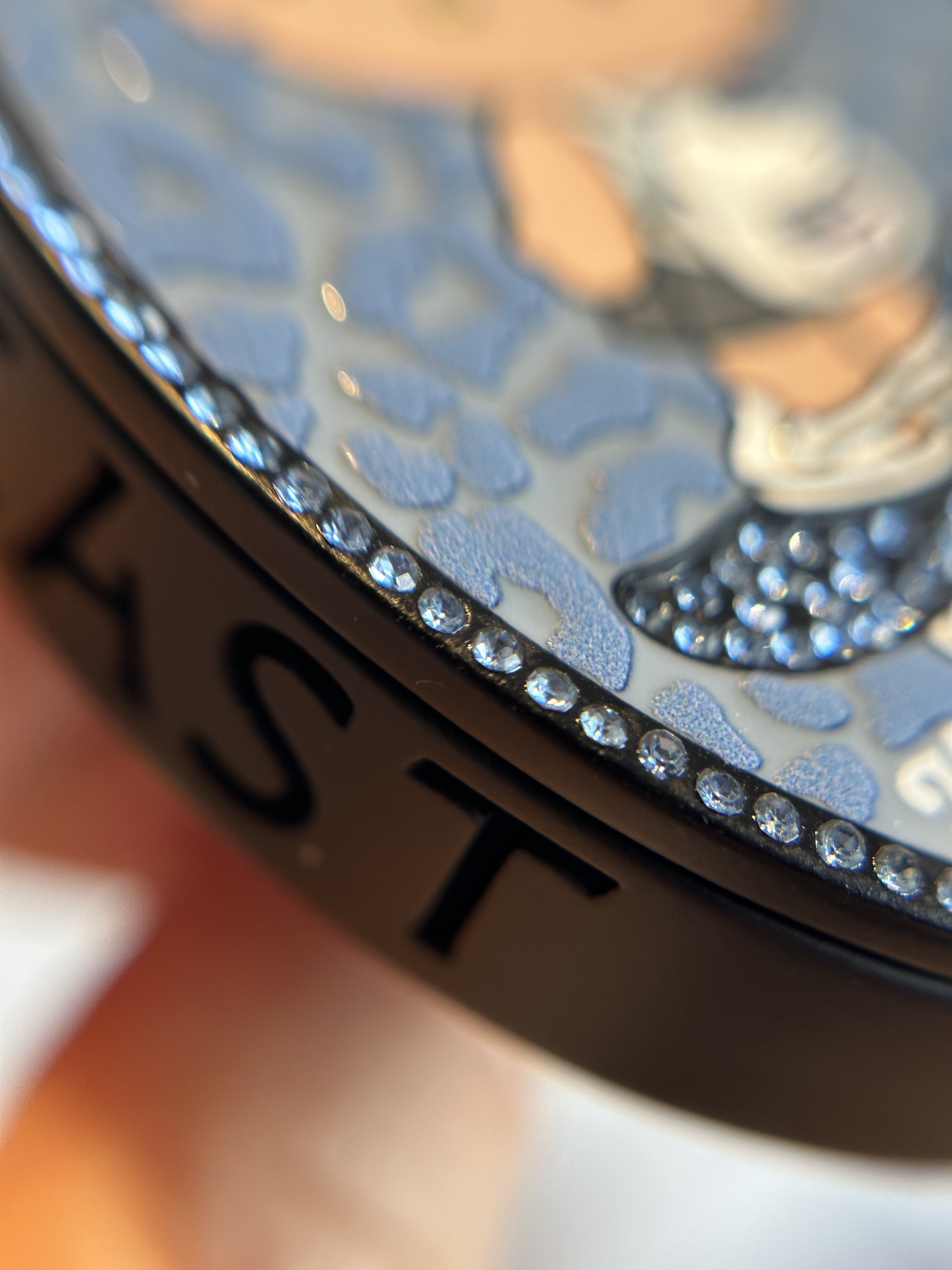 NO:811249,The leopard print + rhinestone design on the surface directly touches the hearts of girls!  Whoever said it would be disenchanted!  Kitty’s head is already dizzy, she’s so cute!  !  !  !  !  !  !  Sparkling little diamonds, you will be happy every time you drive in the future, car fragrance, home fragrance, candle19860909表面豹纹+水钻设计直戳少女心！ 谁说得到即祛魅！ kitty脑袋已经晕了,太可爱了！！！！！！！ 闪闪的小钻石,以后每次开车都会很开心,车载香薰.居家香氛.蜡烛,accessory