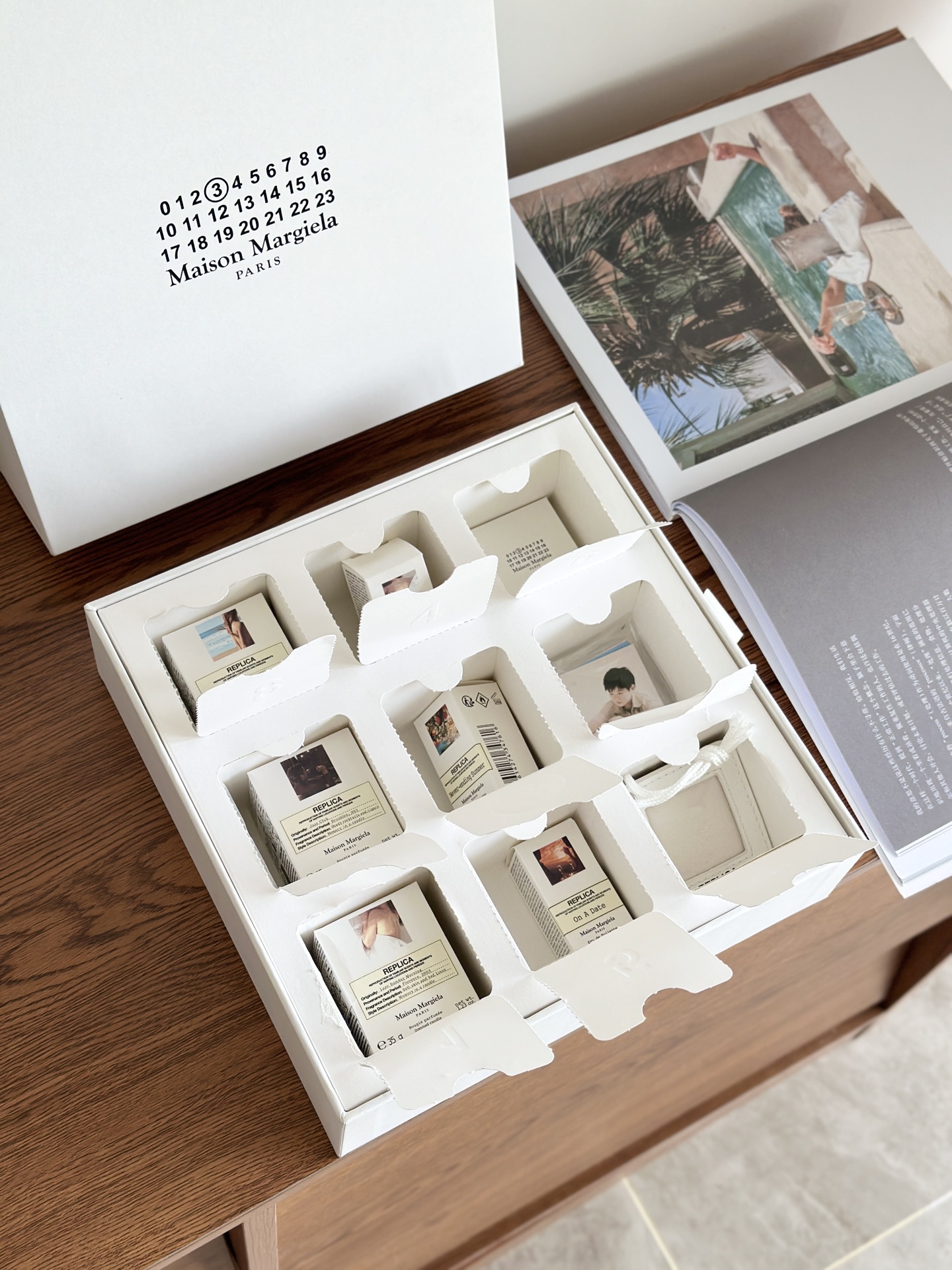 NO:811601,Sun Yingsha and Margiela co-branded the Jiugongge Love Gift Box, which has 3 fragrances + 3 fragrance candles at once ~ and a brand new photo frame ornament + 6 palm cards + nameplate ornaments. It has a sense of ritual, and the design of the gift box itself is very interesting. The process of opening it is like unlocking a blind box, everything is neatly placed, and taking pictures is beyond the scope of the photo.  Scents are also online. In addition to peripherals, the fragrances and candle scents in gift boxes are also very popular, especially Lazy Weekend. and Sun Never Set., which are gentle and atmospheric scents. Car aromatherapy. Home fragrance. Candle fashion department store, masion margiela19860909孙颖莎马吉拉联名九宫格套盒 九宫格挚爱礼盒,一次拥有3款香氛＋3款香氛 蜡烛～更有全新的相框挂饰＋掌心小卡6张＋铭牌挂饰 仪式感拉满,礼盒设计本身就很有看点,打开的过程就像在解锁一个盲盒,每一样东西都摆放得整整齐齐,拍照超出片. 香味也在线,除了周边,礼盒里的香氛和蜡烛味道也很受欢迎,尤其是 慵懒周未.和 日不落暮.,都是温柔又有氛围感的味道.,车载香薰.居家香氛.蜡烛潮品百货,masion margiela,accessory