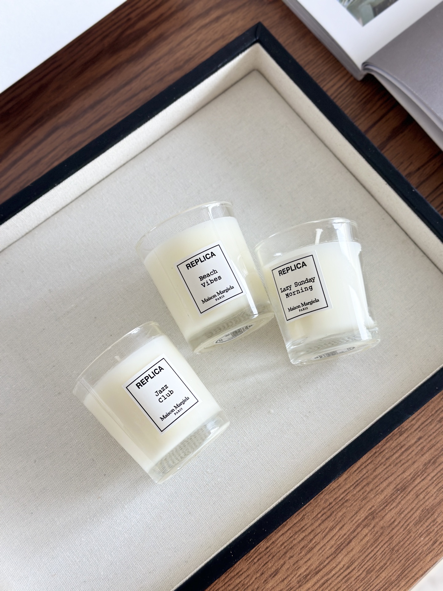 NO:811579,Scented Candles*3 1 Lazy Sunday Morning This one has a gentle soapy scent mixed with white musk. It smells very clean and soft. It's like the sunshine wine on the freshly dried quilt on a weekend morning, with a hint of lychee and orange blossom sweetness, which is the kind of reassuring home smell. 2 Sailing Story (Sailing Story)  Day) is a very refreshing marine fragrance. It restores the feeling of sea breeze blowing on the face, with a slightly salty aquatic breath and a clean soapy feel, which can make the whole space open and refreshing. It is very suitable for use when you need to refresh yourself. 3 Warm fireplace (By the  Firelace) This is a very classic woody fragrance from Margiela. It has a clear smoky smell at first, like the smell of firewood burning in a fireplace in winter, but it will soon change to the aroma of warm roasted chestnuts and charcoal, creating a warm and reassuring atmosphere, especially suitable for autumn and winter., Car Aromatherapy. Home Fragrance. Candle Trendy Department Store, masion margiela19860909香氛蜡烛*3 1慵懒周末(Lazy Sunday Morning)这款是温柔的皂香混合着白麝香,闻起来非常干净、柔软.就像周末清晨,阳光酒在刚晒过的被子上,还带着一丝若有若无的荔枝和橙花甜味,是那种让人安心的居家味道. 2 航行物语(Sailing Day)一款非常清爽的海洋调香氛.它还原了海风拂面的感觉,带着微咸的水生气息和洁净的皂感,能让整个空问都变得开阔又清爽,很适合在需要提神的时刻使用. 3 温暖壁炉(By the Firelace)这是马吉拉家非常经典的一款木质调香氛.初闻有明显的烟熏感,像是冬日里壁炉燃烧的柴火味,但很快会转为温暖的烤栗子和木炭的香气,营造出一种温暖、安心的氛围,特别适合秋冬季节.,车载香薰.居家香氛.蜡烛潮品百货,masion margiela,accessory