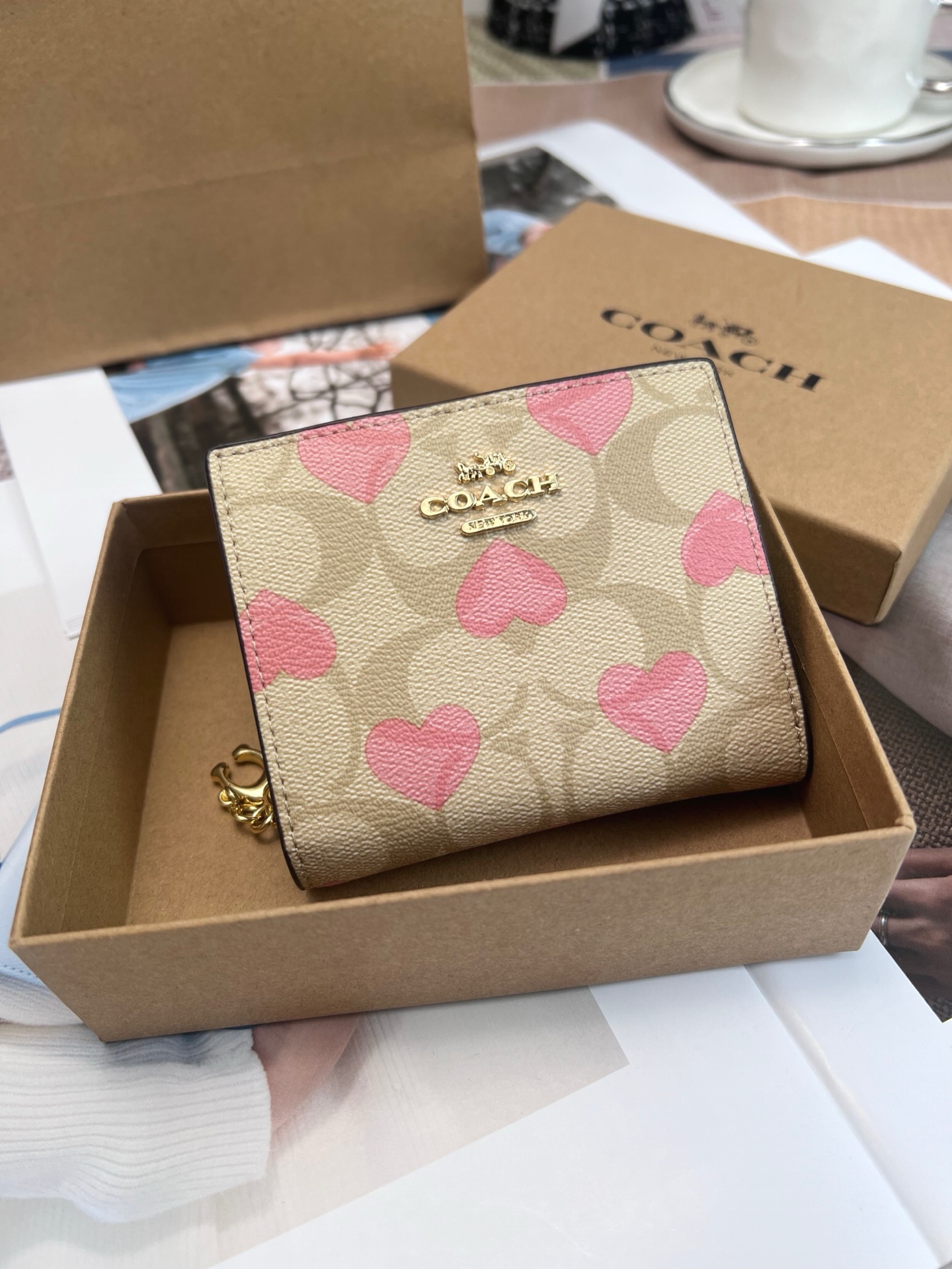 Coach ～蔻驰CQ145女士短款拉链小钱包 甜甜的爱情是Coach给的 小爱心设计好甜好可爱啊 浅浅的粉色～ 不夸张～ 招人爱 链条 还带小c标点缀 卡位大钞阁拉链零钱包袋齐全 能装下五六张卡左右