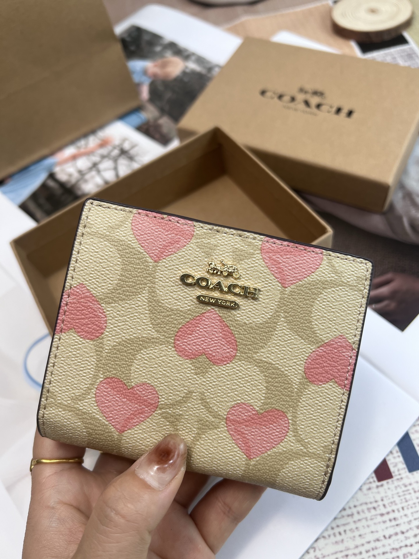 Coach ～蔻驰CQ145女士短款拉链小钱包 甜甜的爱情是Coach给的 小爱心设计好甜好可爱啊 浅浅的粉色～ 不夸张～ 招人爱 链条 还带小c标点缀 卡位大钞阁拉链零钱包袋齐全 能装下五六张卡左右