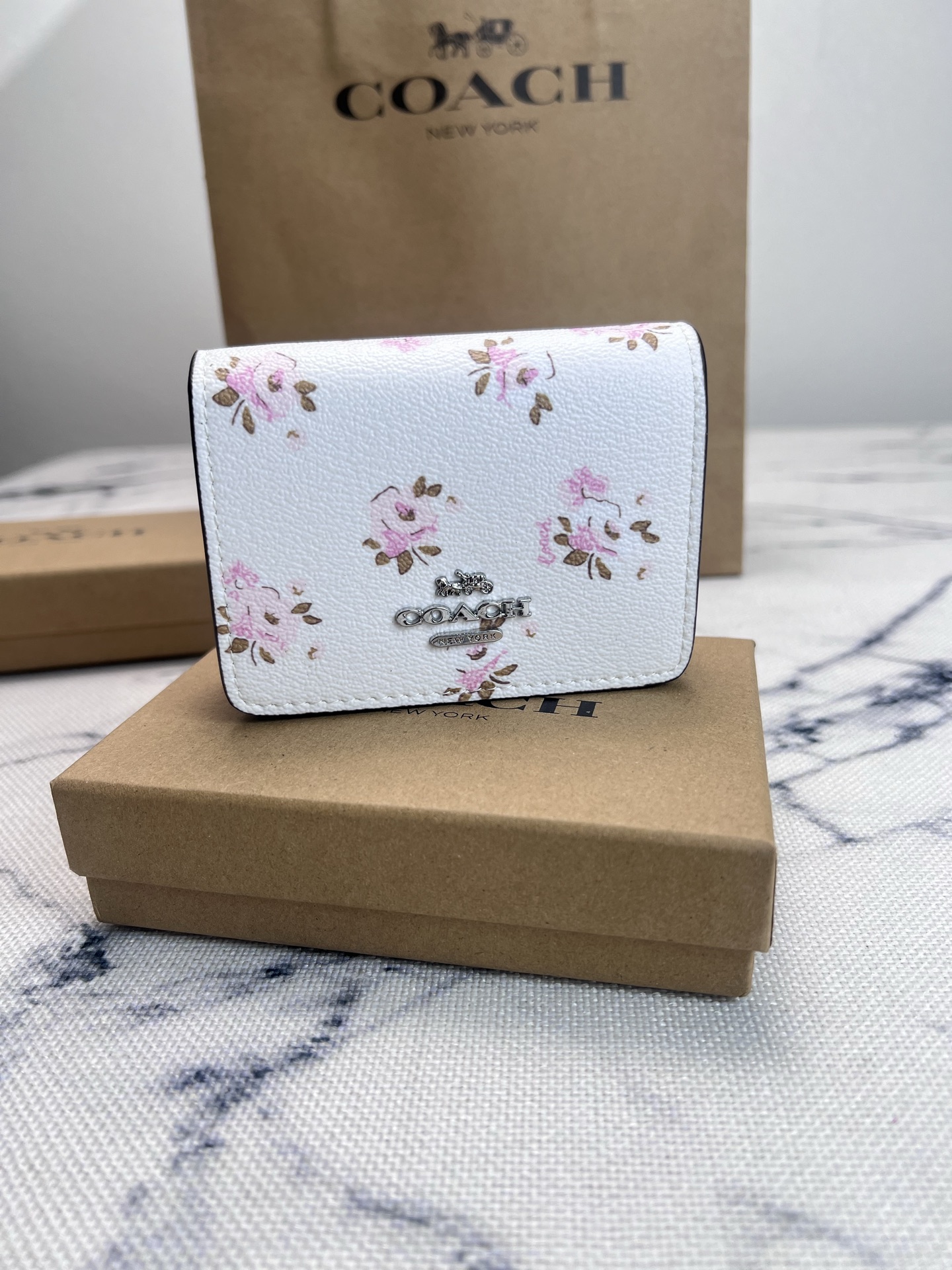 Coach COACH蔻驰 CAL70花卉印花短款斜挎钱包零钱包 按扣开合折叠每一款都正中老阿姨的少女心