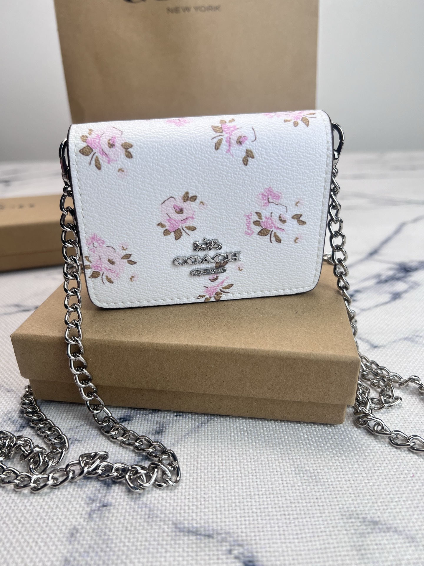 Coach COACH蔻驰 CAL70花卉印花短款斜挎钱包零钱包 按扣开合折叠每一款都正中老阿姨的少女心