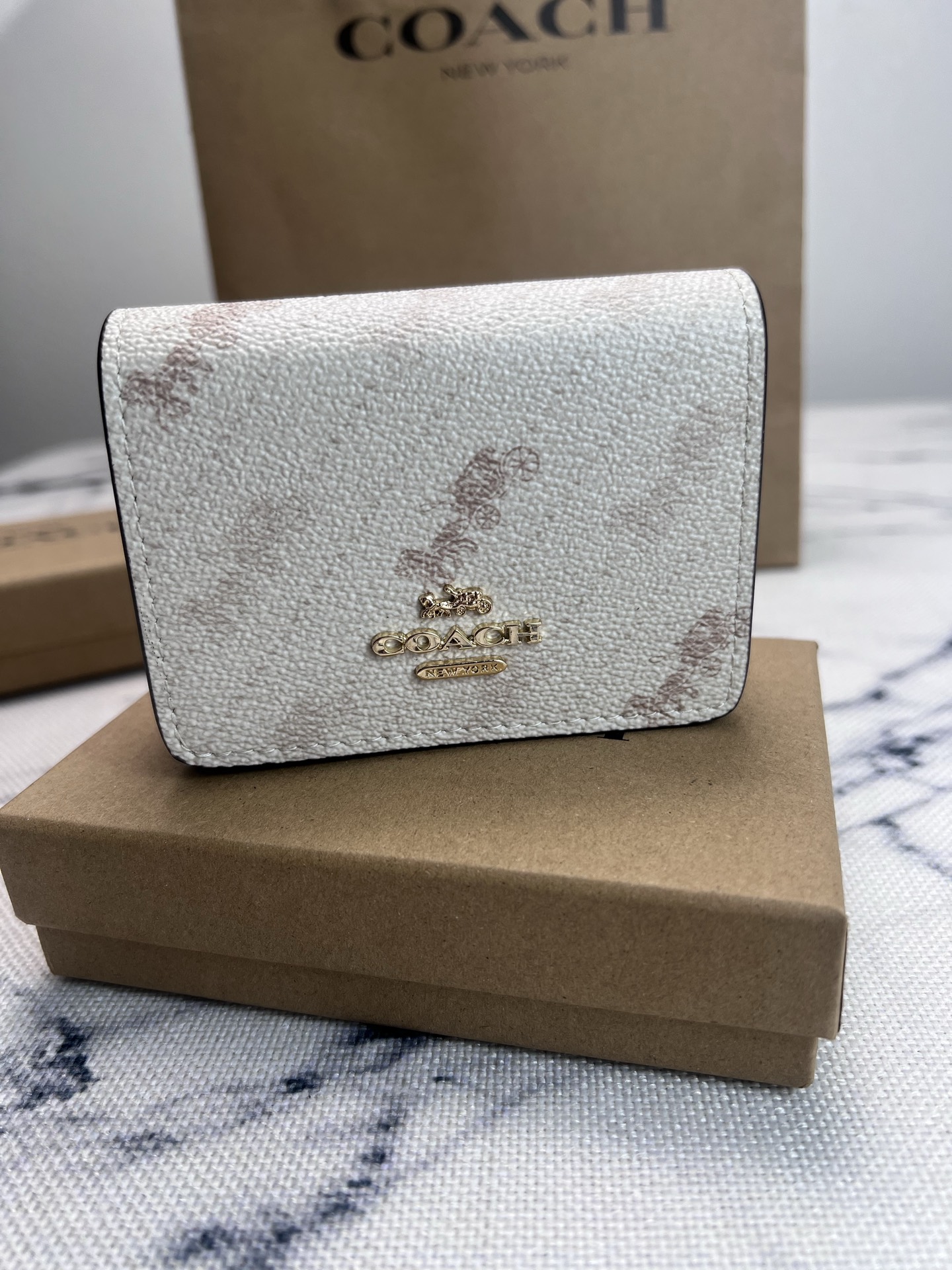 Coach COACH蔻驰 C4477马车满印花短款斜挎钱包零钱包 按扣开合折叠每一款都正中老阿姨的少女心