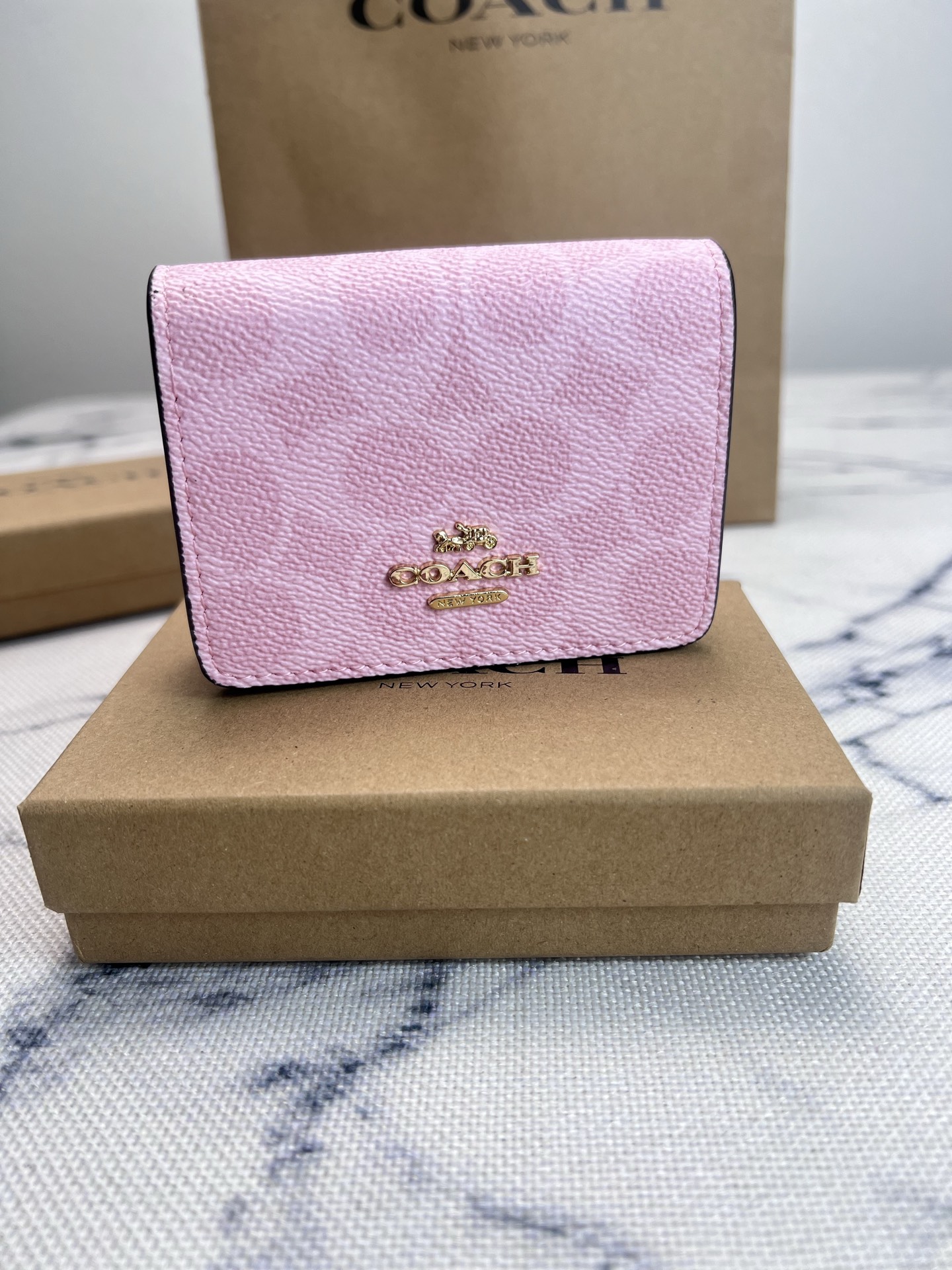 Coach COACH蔻驰 C6650樱花粉老花短款斜挎钱包零钱包 按扣开合折叠每一款都正中老阿姨的少女心