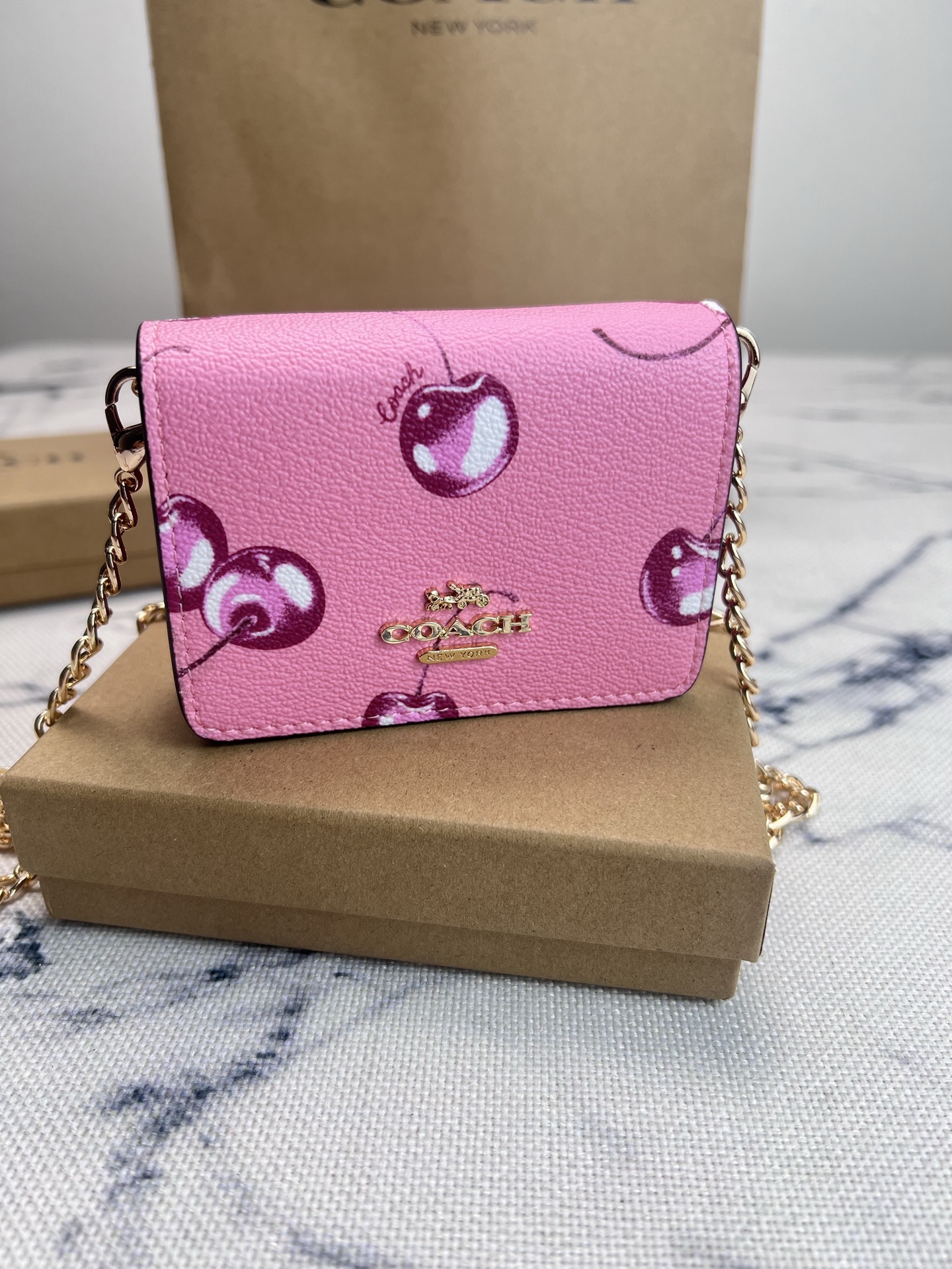 Coach COACH蔻驰 CR833樱桃 按扣开合折叠每一款都正中老阿姨的少女心 不会夸张的包包