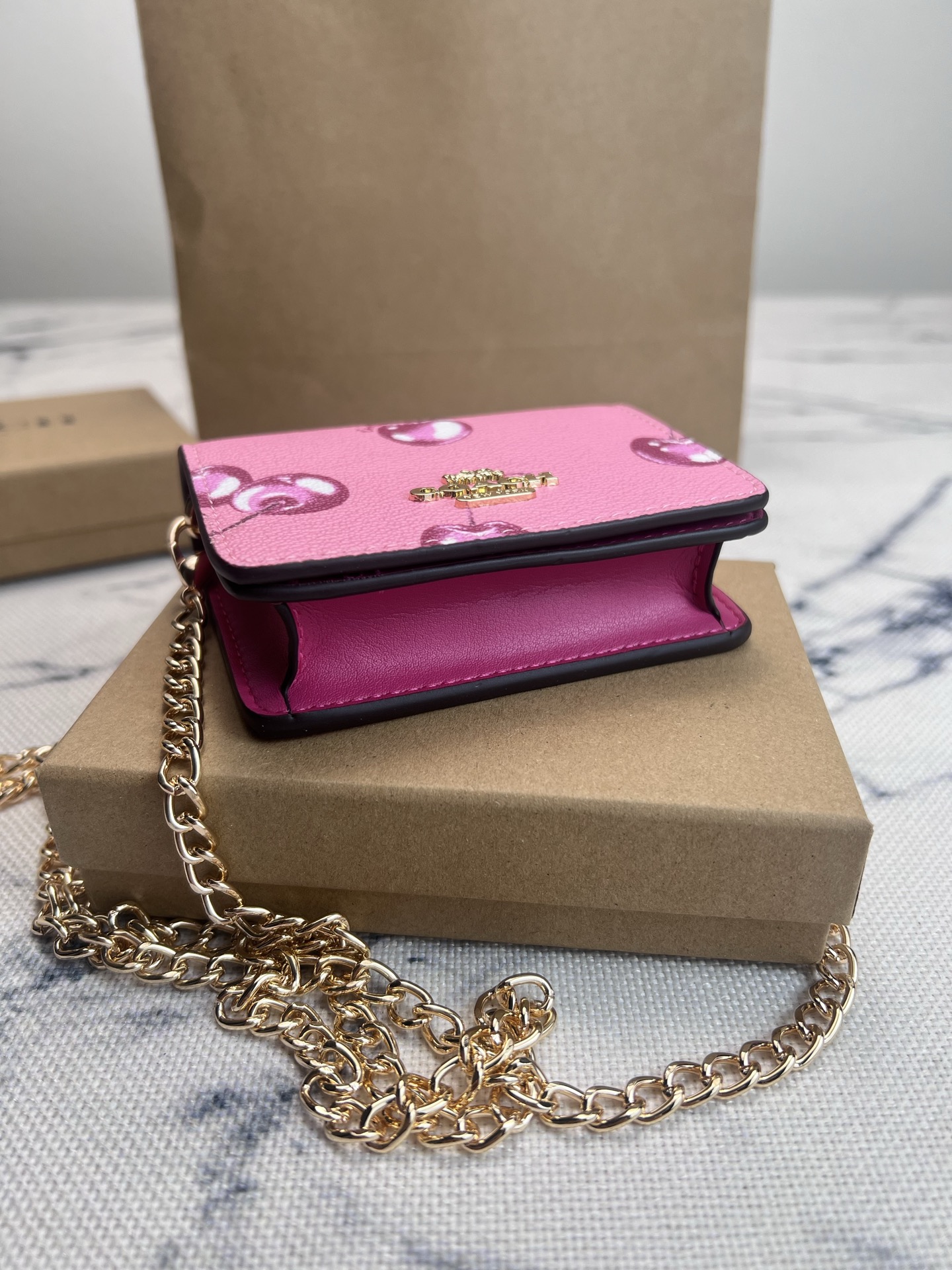 Coach COACH蔻驰 CR833樱桃 按扣开合折叠每一款都正中老阿姨的少女心 不会夸张的包包