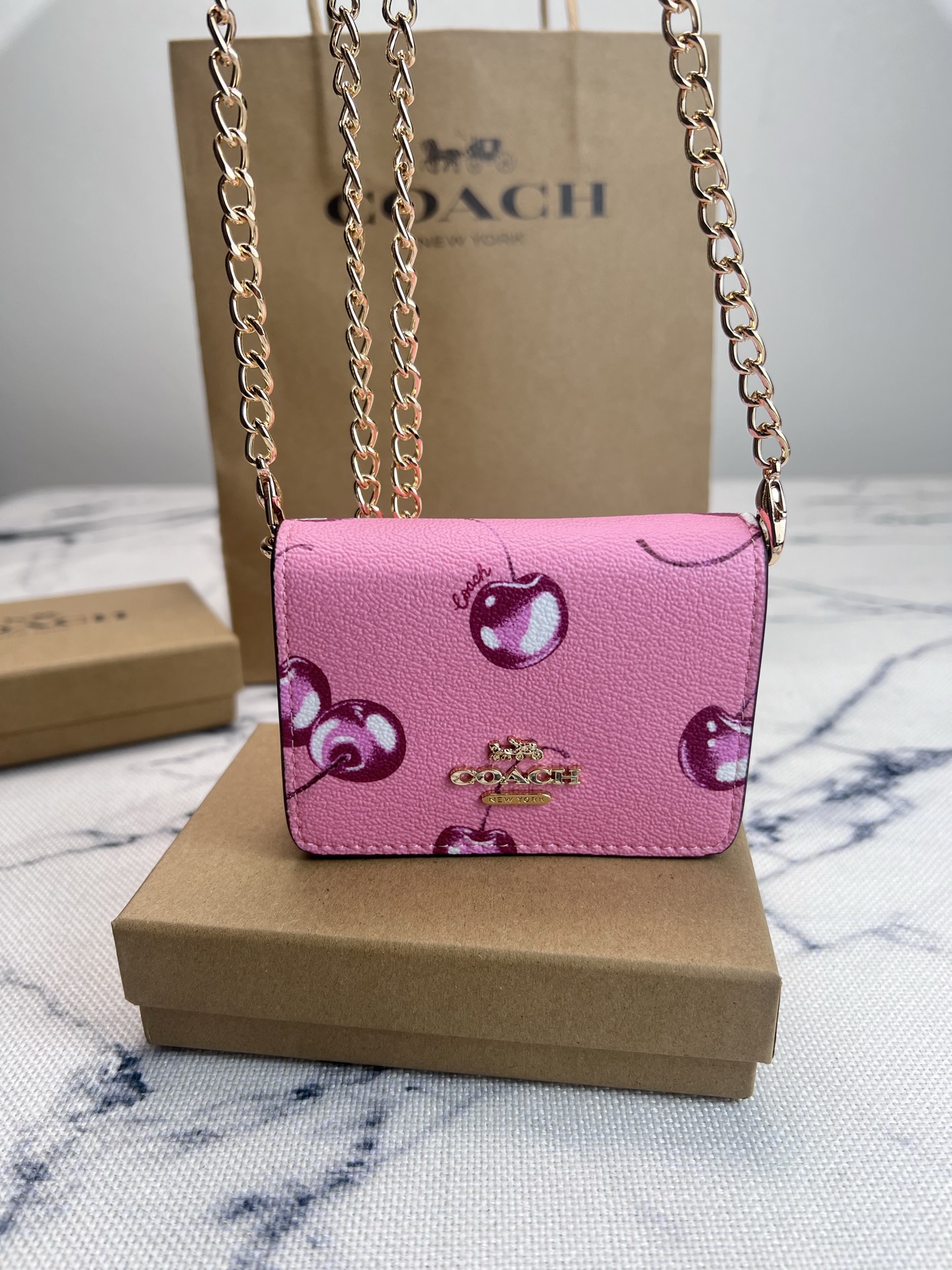 Coach COACH蔻驰 CR833樱桃 按扣开合折叠每一款都正中老阿姨的少女心 不会夸张的包包
