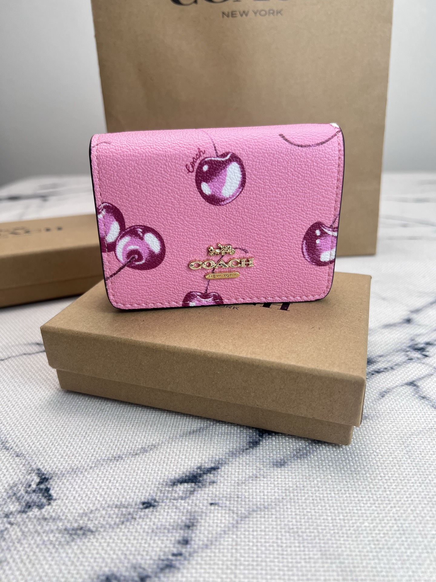Coach COACH蔻驰 CR833樱桃 按扣开合折叠每一款都正中老阿姨的少女心 不会夸张的包包