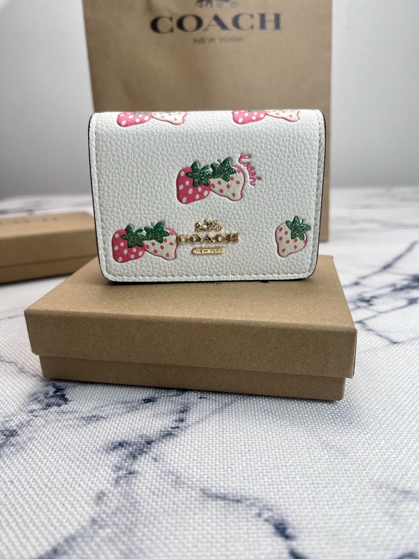 Coach COACH蔻驰 CB607草莓 按扣开合折叠每一款都正中老阿姨的少女心 不会夸张的包包