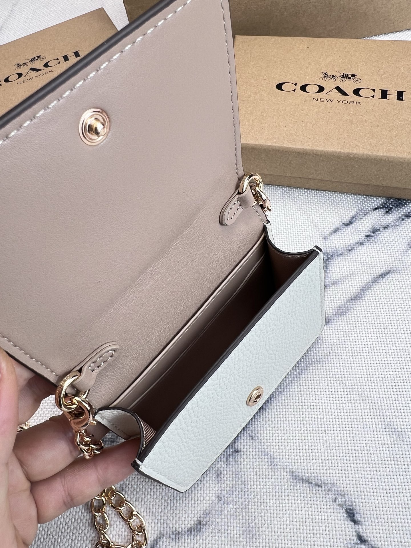 Coach COACH蔻驰 CB607草莓 按扣开合折叠每一款都正中老阿姨的少女心 不会夸张的包包