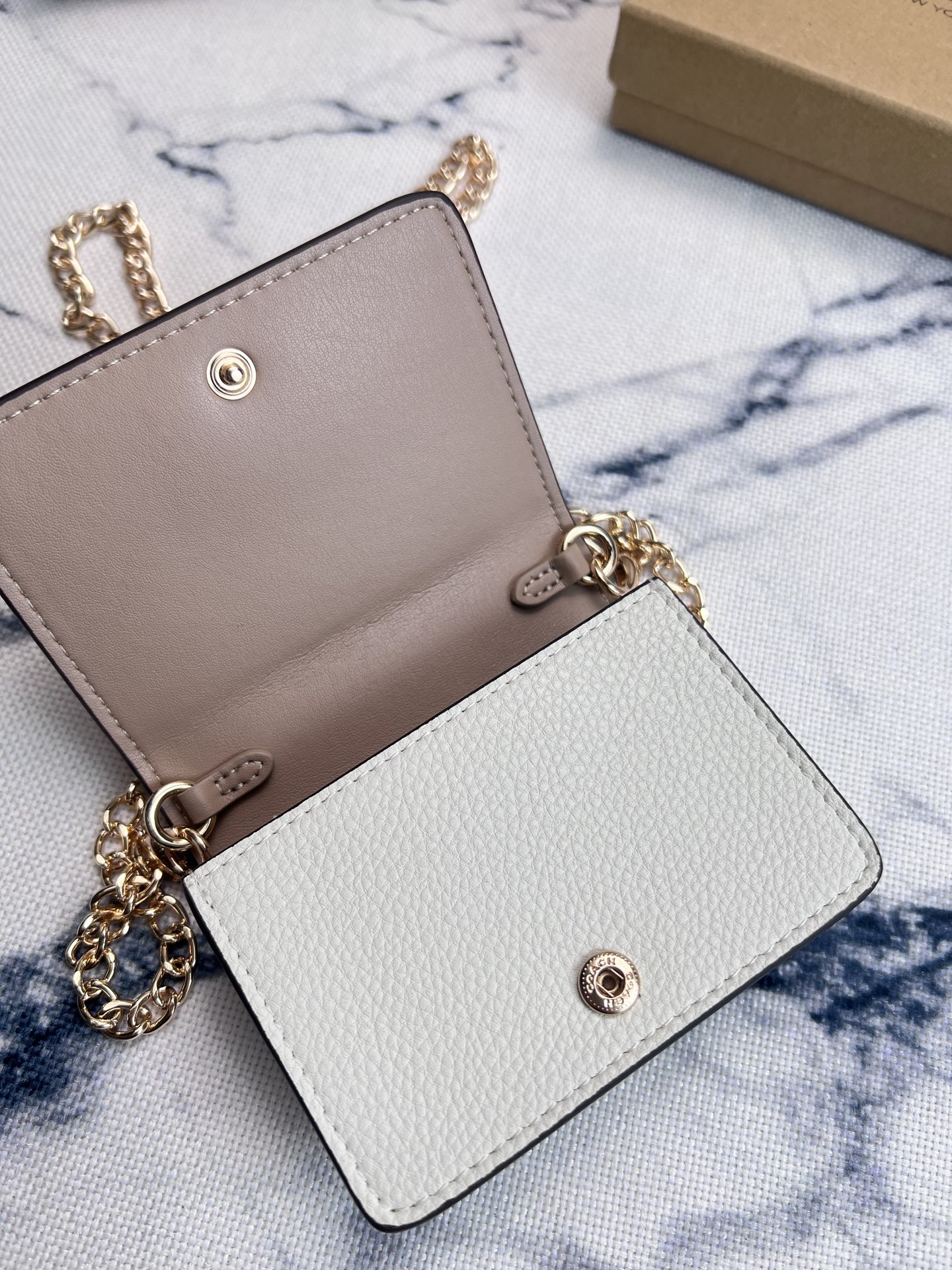 Coach COACH蔻驰 CB607草莓 按扣开合折叠每一款都正中老阿姨的少女心 不会夸张的包包