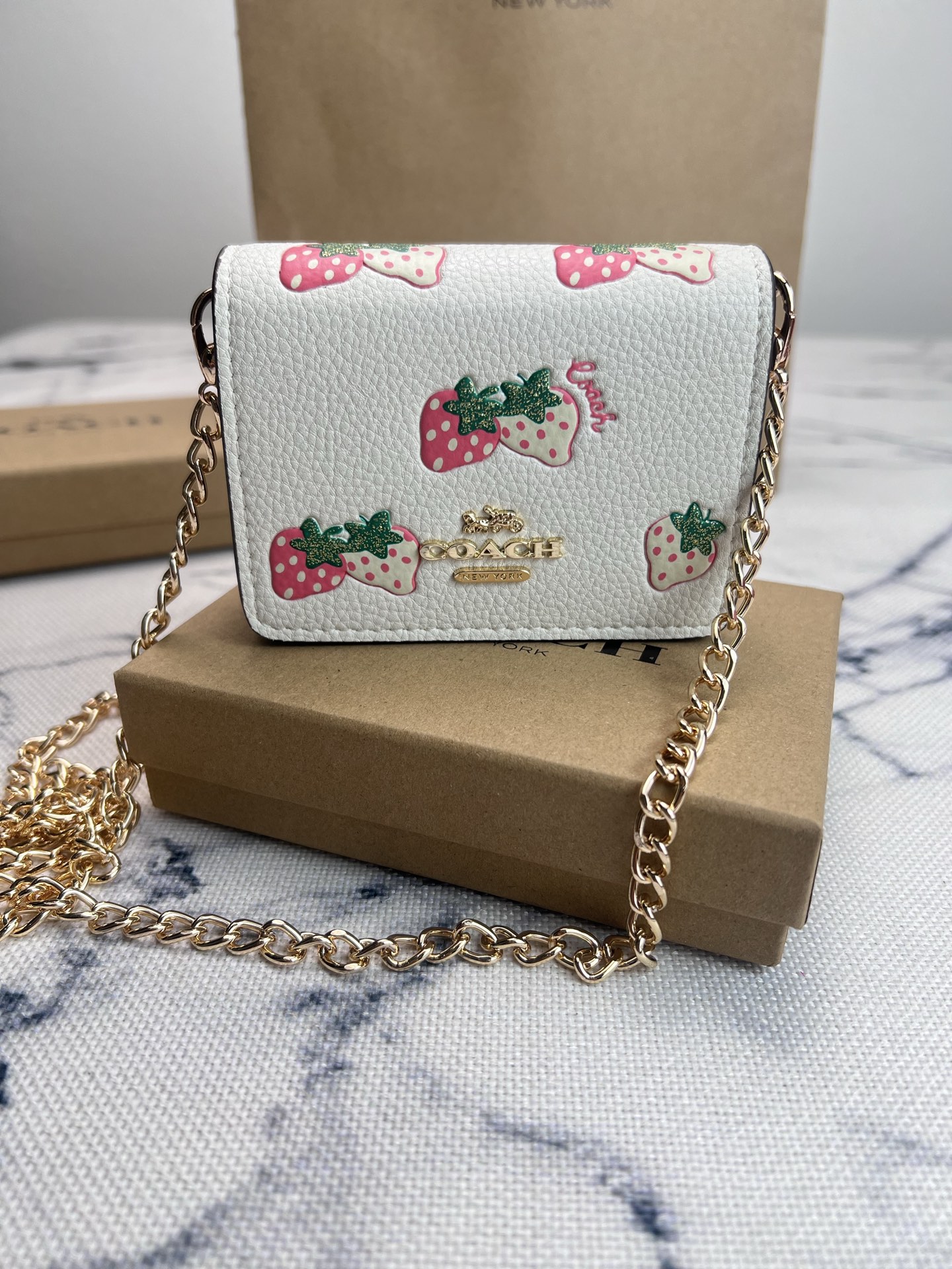 Coach COACH蔻驰 CB607草莓 按扣开合折叠每一款都正中老阿姨的少女心 不会夸张的包包
