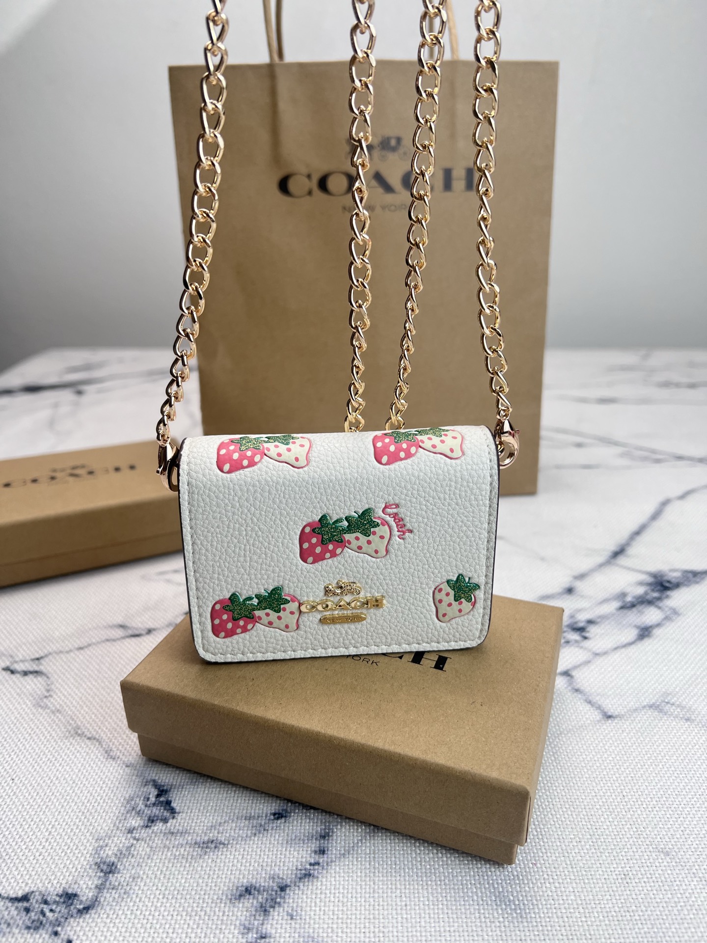 Coach COACH蔻驰 CB607草莓 按扣开合折叠每一款都正中老阿姨的少女心 不会夸张的包包