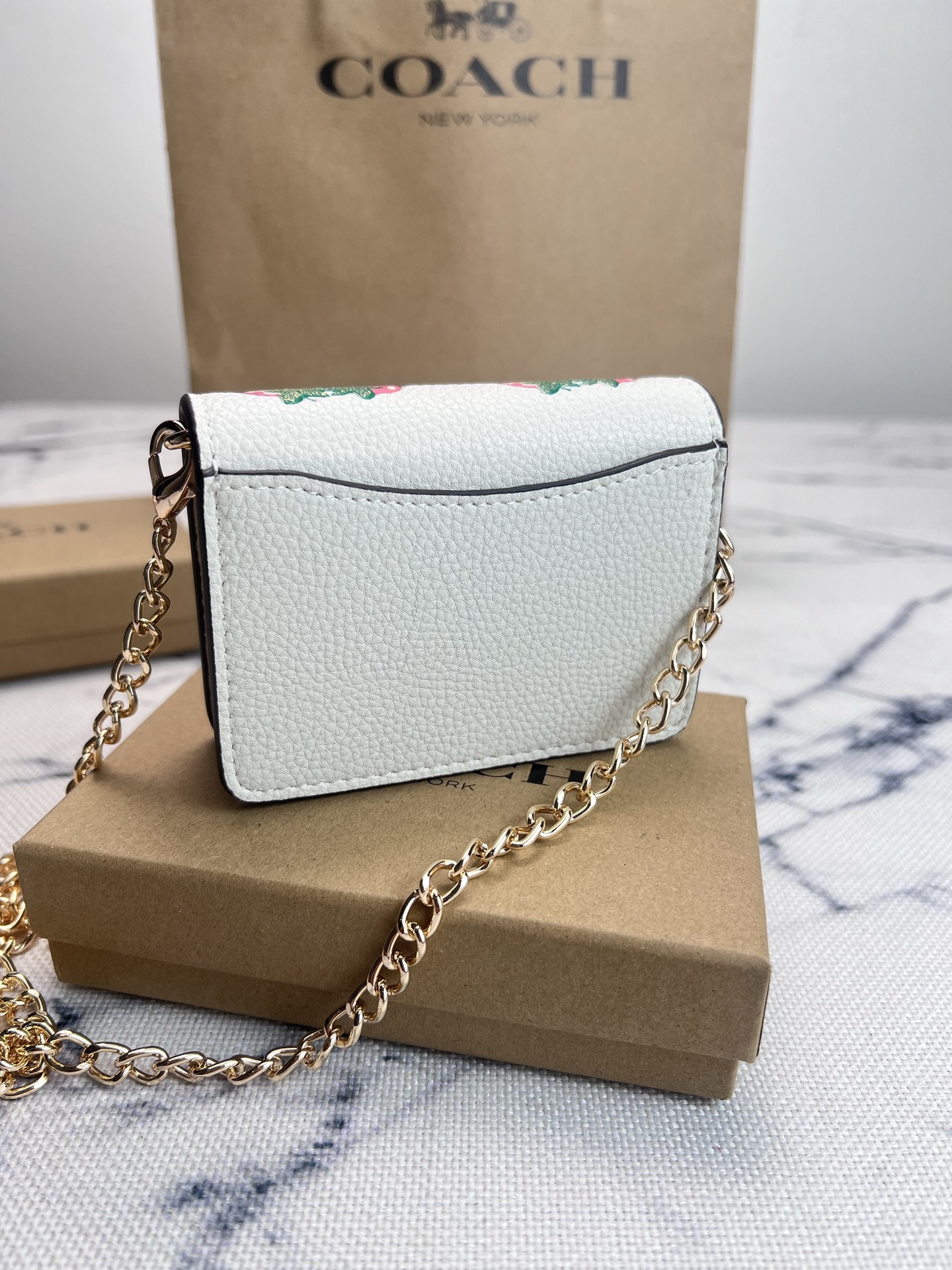 Coach COACH蔻驰 CB607草莓 按扣开合折叠每一款都正中老阿姨的少女心 不会夸张的包包
