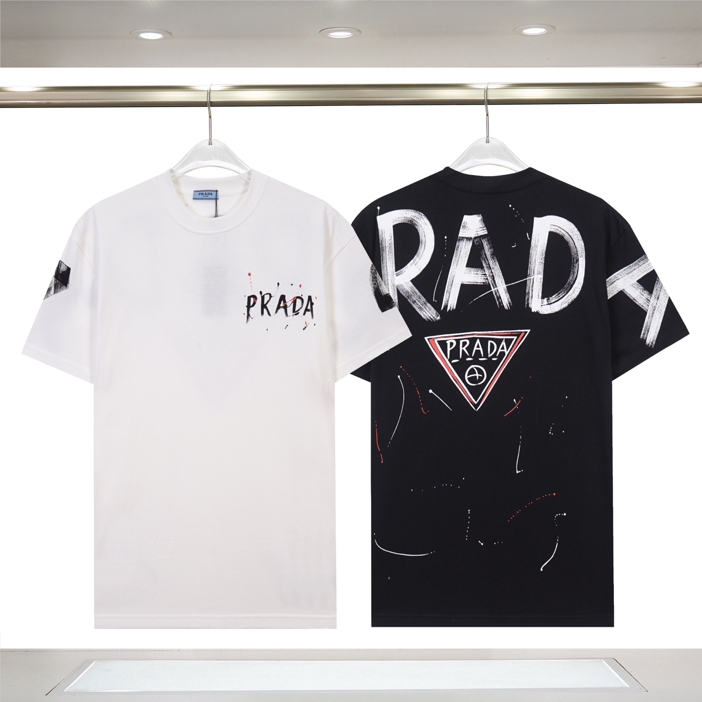 P122
913#
《𝙉𝙚𝙬♈️ PRADA》🏖普拉达 25秋冬新款 三角字母logo 印花短袖T恤,采用260克32支紧密双纱全棉面料,面料柔软。
颜色: 黑色 白色
尺码:S M L XL 2XL