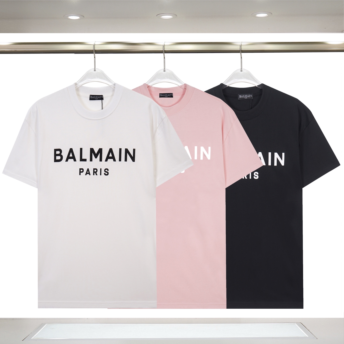 P120



906#
《𝙉𝙚𝙬♈️ BALMAIN》🏖巴尔曼25秋冬新款 字母logo印花短袖T恤，采用260克32支紧密双纱全棉面料，面料柔软。  
颜色: 黑色 白色  粉色
尺码:S M L XL 2XL