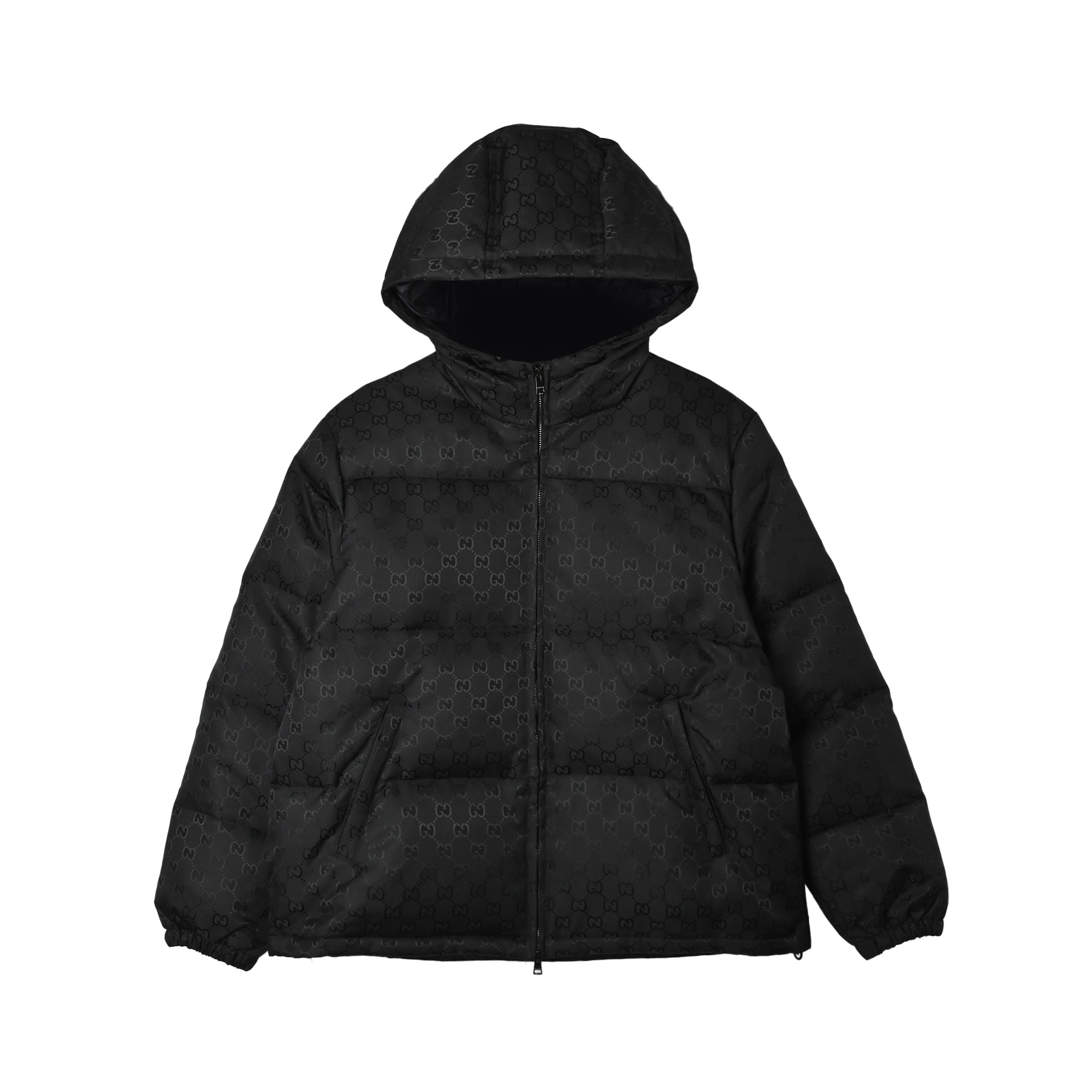 GUCCI/古驰小G羽绒服 本地自取💰𝟔𝟒𝟎 𝐬𝐢𝐳𝐞:𝟒𝟔 𝟒𝟖 𝟓𝟎 𝟓𝟐 在寒潮肆虐的季节，一件GUCCI纯色拉链连帽羽绒服就是时髦与温暖的双重救赎。经典黑色基底暗藏品牌标志性纹路，低调中透着奢牌的精致腔调，连帽设计适配多场景，拉链开合利落随性。 ✨搭配上，选一顶咖色潮帽增添复古感，内搭简约黑T打造层次感，下身搭配灰色运动短裤，打破冬日穿搭的沉闷，再踩一双做旧风老爹鞋，潮酷运动感拉满。手拎GUCCI黑色挎包，细节处呼应单品调性，让整体造型在高级感与休闲感之间找到完美平衡。 ✨无论日常出街、咖啡探店还是短途出行，这套穿搭都能让你在保暖的同时，轻松拿捏慵懒又贵气的冬日松弛感，男女同款的设计更是让情侣出街也能时髦“撞衫”，成为街头吸睛的时尚